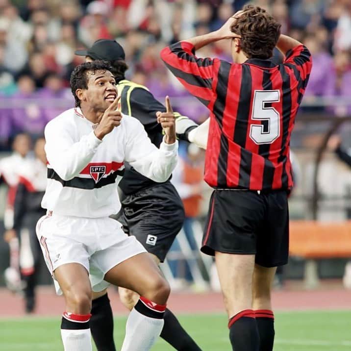 São Paulo FCさんのインスタグラム写真 - (São Paulo FCInstagram)「Esse dia, esse momento. ❤️ ⠀⠀⠀⠀⠀⠀⠀⠀⠀ 12.12.1993 - Milan 2️⃣x3️⃣ São Paulo ⠀⠀⠀⠀⠀⠀⠀⠀⠀ ⚽️ Palhinha (0-1) ⚽️ Toninho Cerezo (1-2) ⚽️ Müller (2-3) ⠀⠀⠀⠀⠀⠀⠀⠀⠀ 🏆🏆 Tricolor bicampeão do mundo! ⠀⠀⠀⠀⠀⠀⠀⠀⠀ #SPFC90 #MemóriaTricolor 🇾🇪」12月12日 22時11分 - saopaulofc