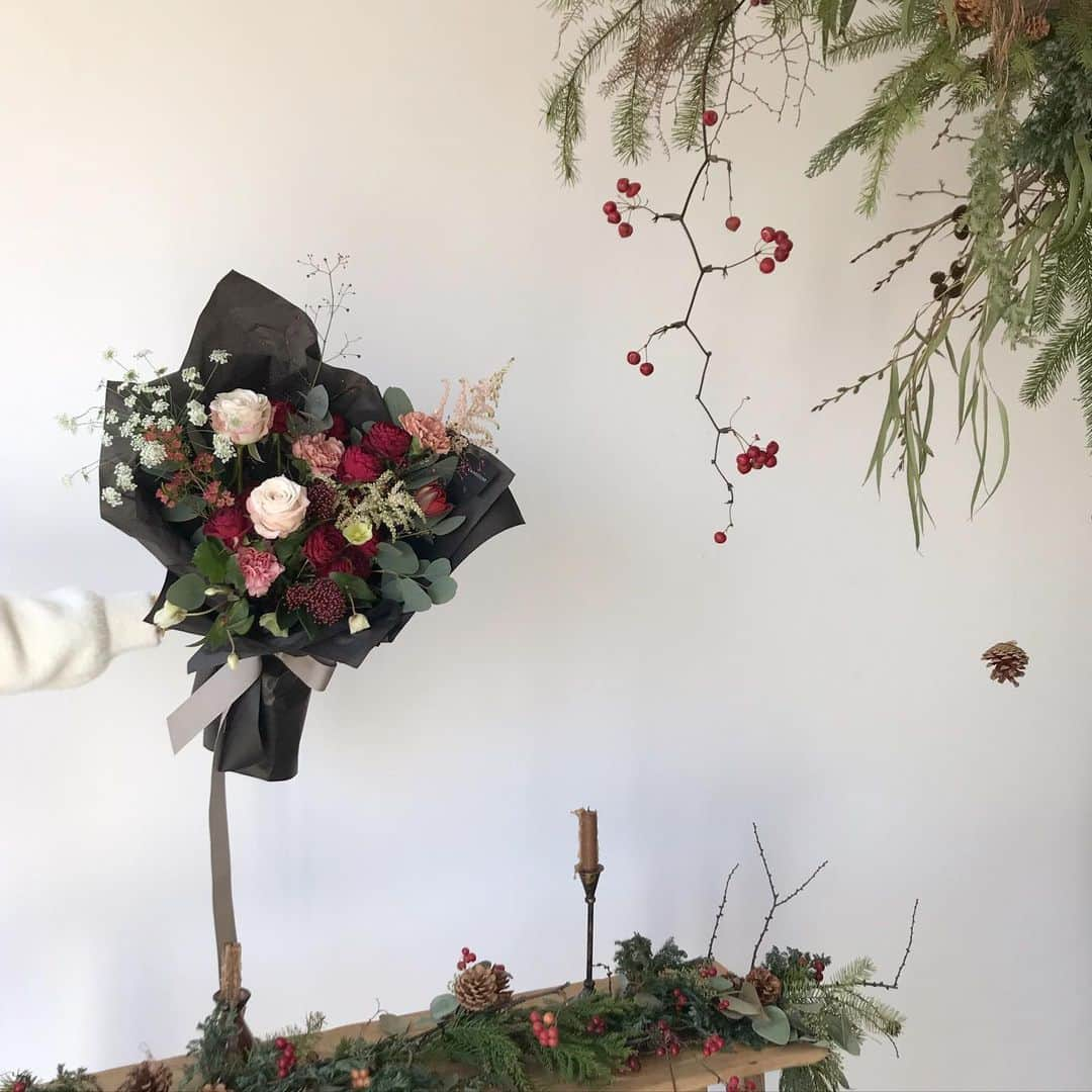 플로리스트 이주연 florist Lee Ju Yeonさんのインスタグラム写真 - (플로리스트 이주연 florist Lee Ju YeonInstagram)「. . 예쁜 울 채원이 꽃다발 ❣️🎅🏻🧣 . #크리스마스꽃다발 #바네스꽃다발  #크리스마스꽃선물 #크리스마스꽃 . 订花 WeChat ID vaness_flower 페이팔 결제 가능  클래스상시모집 당일꽃주문가능 . #수업문의 #주문예약 #lesson #Order  Katalk ID vaness52 WeChat ID vaness_flower E-mail vanessflower@naver.com . 서초구 양재천로 123 5층 📞02-545-6813 . #vanessflower #florist #flowershop #handtied #flowerlesson #花束 #바네스플라워 #플로리스트 #꽃다발 #부케 #플로리스트학원 #플라워레슨 #양재동꽃집 #양재역꽃집 #꽃다발주문 #꽃수업 #꽃주문  #대관 #공간대여 #자연광스튜디오 #자연광스튜디오대관 #스튜디오」12月12日 22時15分 - vanessflower