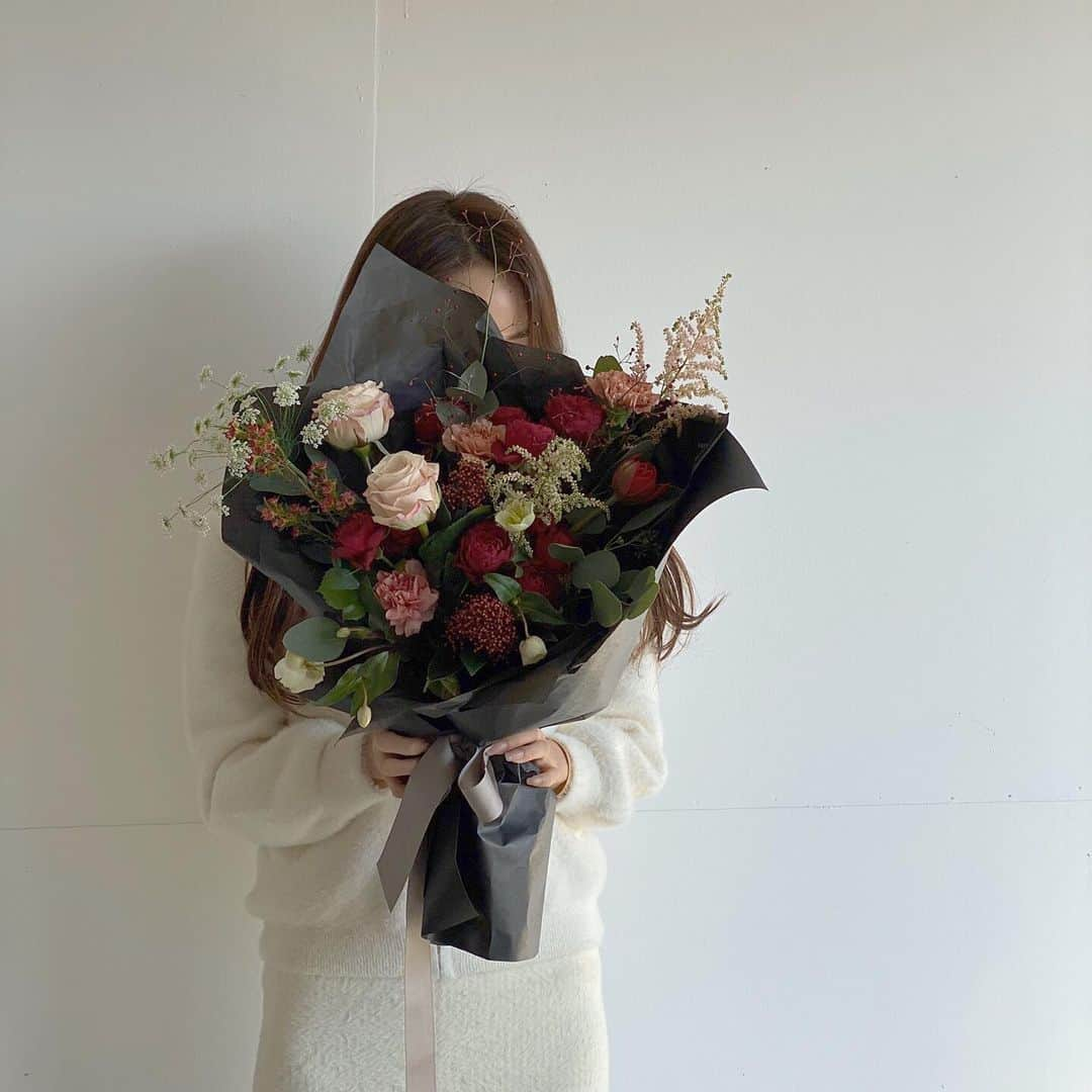 플로리스트 이주연 florist Lee Ju Yeonさんのインスタグラム写真 - (플로리스트 이주연 florist Lee Ju YeonInstagram)「. . 예쁜 울 채원이 꽃다발 ❣️🎅🏻🧣 . #크리스마스꽃다발 #바네스꽃다발  #크리스마스꽃선물 #크리스마스꽃 . 订花 WeChat ID vaness_flower 페이팔 결제 가능  클래스상시모집 당일꽃주문가능 . #수업문의 #주문예약 #lesson #Order  Katalk ID vaness52 WeChat ID vaness_flower E-mail vanessflower@naver.com . 서초구 양재천로 123 5층 📞02-545-6813 . #vanessflower #florist #flowershop #handtied #flowerlesson #花束 #바네스플라워 #플로리스트 #꽃다발 #부케 #플로리스트학원 #플라워레슨 #양재동꽃집 #양재역꽃집 #꽃다발주문 #꽃수업 #꽃주문  #대관 #공간대여 #자연광스튜디오 #자연광스튜디오대관 #스튜디오」12月12日 22時15分 - vanessflower