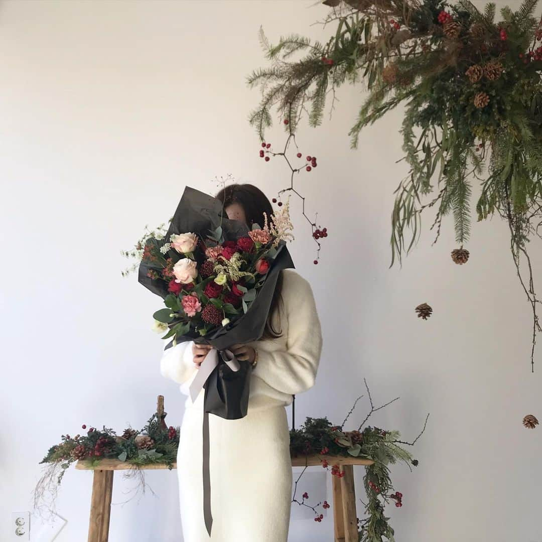 플로리스트 이주연 florist Lee Ju Yeonさんのインスタグラム写真 - (플로리스트 이주연 florist Lee Ju YeonInstagram)「. . 예쁜 울 채원이 꽃다발 ❣️🎅🏻🧣 . #크리스마스꽃다발 #바네스꽃다발  #크리스마스꽃선물 #크리스마스꽃 . 订花 WeChat ID vaness_flower 페이팔 결제 가능  클래스상시모집 당일꽃주문가능 . #수업문의 #주문예약 #lesson #Order  Katalk ID vaness52 WeChat ID vaness_flower E-mail vanessflower@naver.com . 서초구 양재천로 123 5층 📞02-545-6813 . #vanessflower #florist #flowershop #handtied #flowerlesson #花束 #바네스플라워 #플로리스트 #꽃다발 #부케 #플로리스트학원 #플라워레슨 #양재동꽃집 #양재역꽃집 #꽃다발주문 #꽃수업 #꽃주문  #대관 #공간대여 #자연광스튜디오 #자연광스튜디오대관 #스튜디오」12月12日 22時15分 - vanessflower