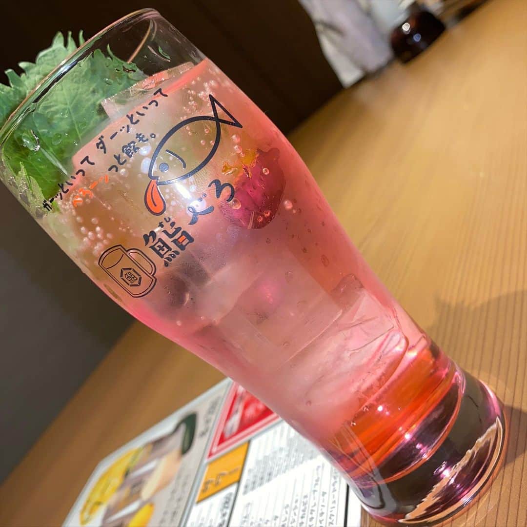泳ぎイカ 九州炉端 弁慶 新大宮店のインスタグラム：「こんばんは！鮨べろ新大宮店です！！ 本日の写真は#ダサレモンサワー の バイスレモンサワーです🍋🍋🍋 スッキリした飲み口でレモンと梅の組み合わせが とてもおいしいです🌟 明日も是非鮨べろ新大宮店にお越しください！！ お待ちしております🙇‍♂️ ．  #鮨べろ #鮨 #寿司 #握り寿司 #食スタグラム #飲酒タグラム #寿司スタグラム  #インスタグルメ #グルメ部 #居酒屋 #居酒屋巡り #居酒屋ごはん #ネオ大衆酒場 #ダサレモンサワー #レトログラス」