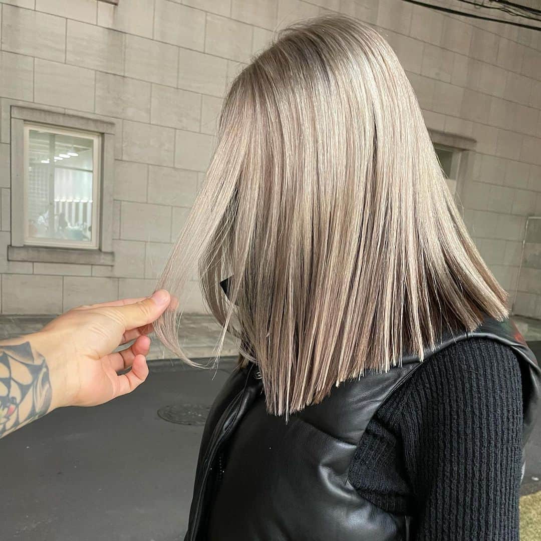 のインスタグラム：「. "ラフで品のある海外ヘアー" . . 【エフォートレスカット】 ◉ラフに決まるセットも簡単なカット. ◉飾らず、抜け間のある雰囲気に！ ◉軽やかで美しい女性. . . 【ハイブロンド】 ◉根元から思いっきりブロンドでクールな印象へ. ◉顔が明るく見え、肌が綺麗に見える！ ◉自信と魅力のある女性.  以上の効果が期待できます💫  #effortlesscut#balayage#highlight#shadowroot#ombre #オンブレ#オンブレカラー#ハイライト#バレイライト#バレイヤージュ#海外ヘアー#リアル海外ヘアー#ラフカット#エフォートレスカット#ラフで適当がカッコいい#ラフで色気のあるヘアー#SHIMA  #effortlesscut#balayage#highlight#shadowroot#ombre #オンブレ#オンブレカラー#ハイライト#バレイライト#バレイヤージュ#海外ヘアー#リアル海外ヘアー#ラフカット#エフォートレスカット#ラフで適当がカッコいい#ラフで色気のあるヘアー#キャメルブラウン#SHIMA#色気#セクシー#sexy#ラフ#クール#髪型ではなく色気を買う時代」