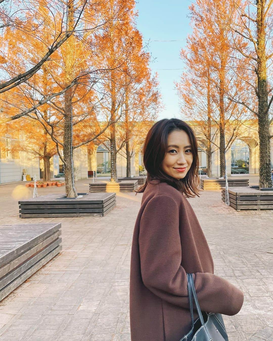 のインスタグラム：「最近はセンター分け前髪がマイブーム。でも前髪切りたい気持ちも常にある。笑 . #ミディアムボブ #センター分け #センター分け前髪 #外ハネミディアム」