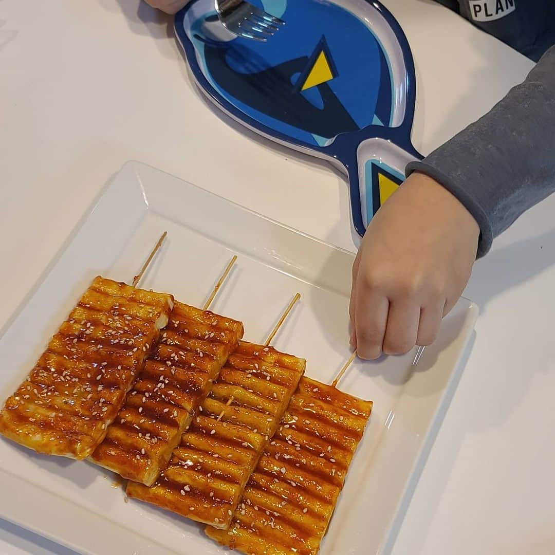 ユ・ハナのインスタグラム：「"오 양념 맛있게 됐네~" "엄마는 요리를 참 잘해~"  이런 멘트를 날려주며 엄청나게 드신 내 끼끼  하아.. 아깐 그렇게 눈뒤집히게 하더니 또 이렇게 사람을 들었다놨다.. 널보며 인생을 배운다...😅」