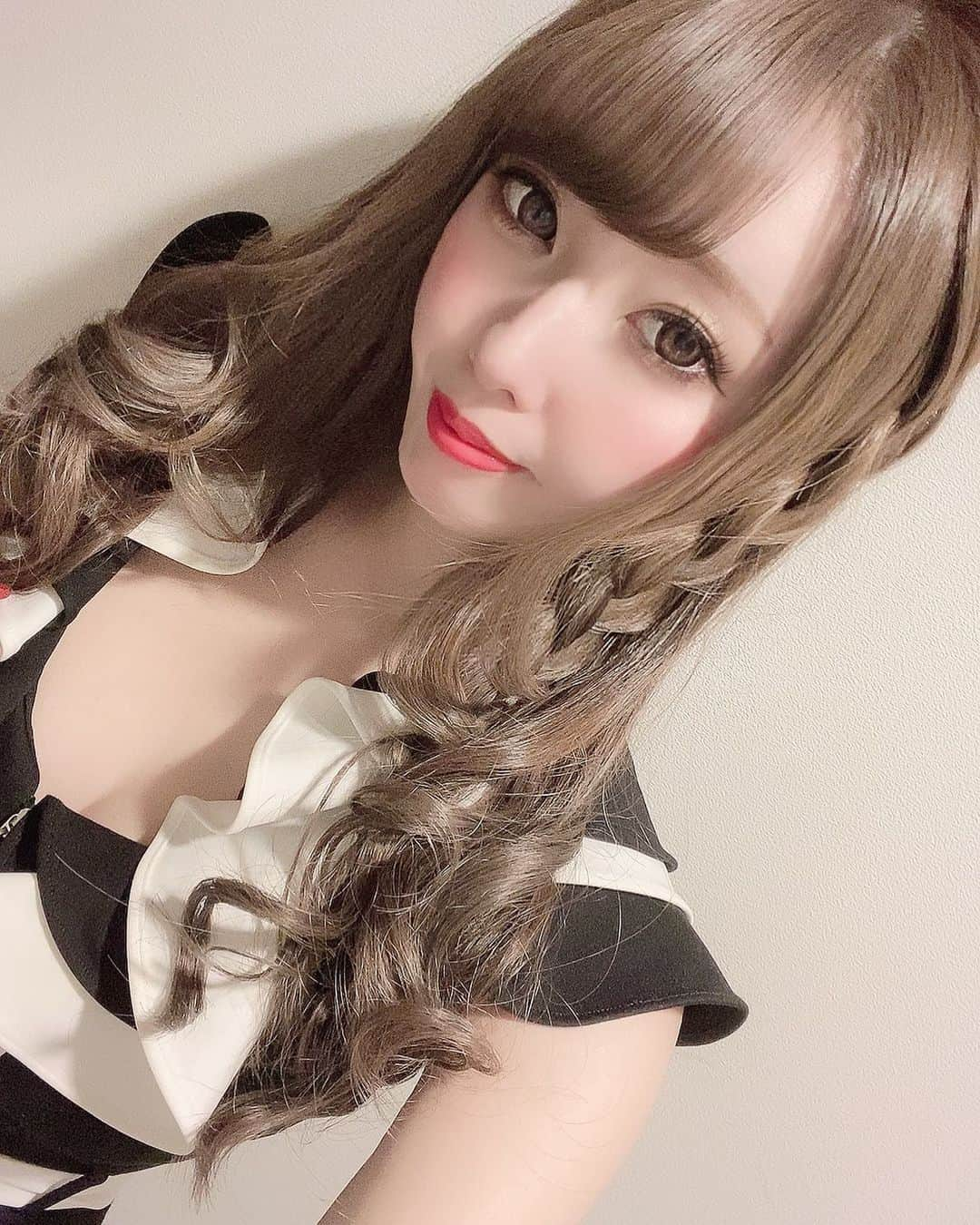 ゆんのインスタグラム：「💇🏻‍♀️ . 髪の毛染めた＆切ったよ〜 . アッシュ系学生ぶりにやった！ . やっぱベージュ系の方が似合うからまた戻そっと😞 . #ガーデン #ガーデン川崎 #川崎 #横浜 #新宿 #歌舞伎町#六本木 #銀座 #名古屋 #ミナミ #北新地 #神奈川 #すすきの #キャバクラ #キャバ嬢 #ガールズバー #シャンパン  #水商売 #夜職 #キャバ嬢メイク #キャバ嬢ヘアメイク #キャバドレス #ドレス #いいね返し  #ポケパラ #ポケパラ関東」