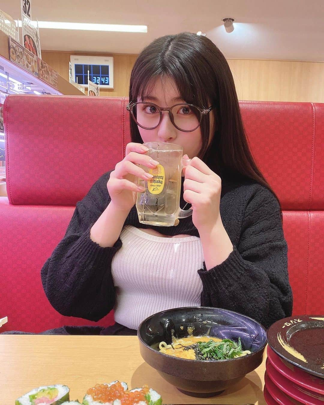 ちとせよしのさんのインスタグラム写真 - (ちとせよしのInstagram)「ゆきちゃんとスシロー🍣 優待券頂いてたので好きなの好きなだけ食べれました( ˶˚ˑ˚˶ ﻿)全然テレビの時ほどは食べてないけど！笑  おでこ出すには狭すぎ？🥺  #selfie #fashion #beep #セルフィー #ニット #スシロー #伊達メガネ」12月12日 22時23分 - chitose_yoshino