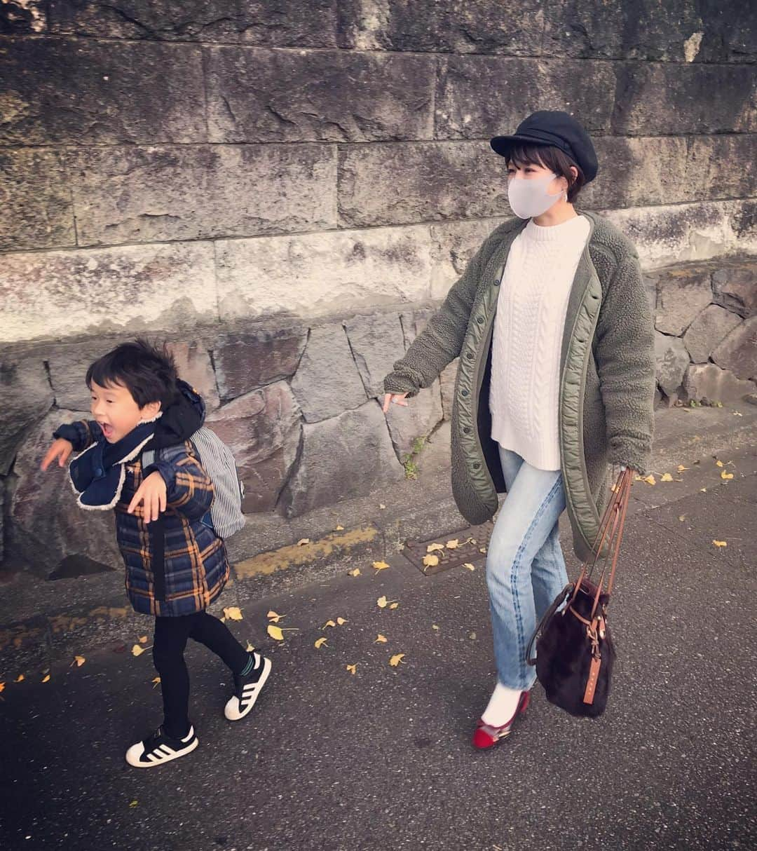 小西ゆりなさんのインスタグラム写真 - (小西ゆりなInstagram)「今日も自由奔放な👦を追いかける日🙁 #親子ショット #4歳男の子 #落ち着きがない #男の子ママ #ママコーデ #wirdthings #code #cort #knit #unitedarrows #denim #sly #shoes #ships」12月12日 22時25分 - yurina_konishi