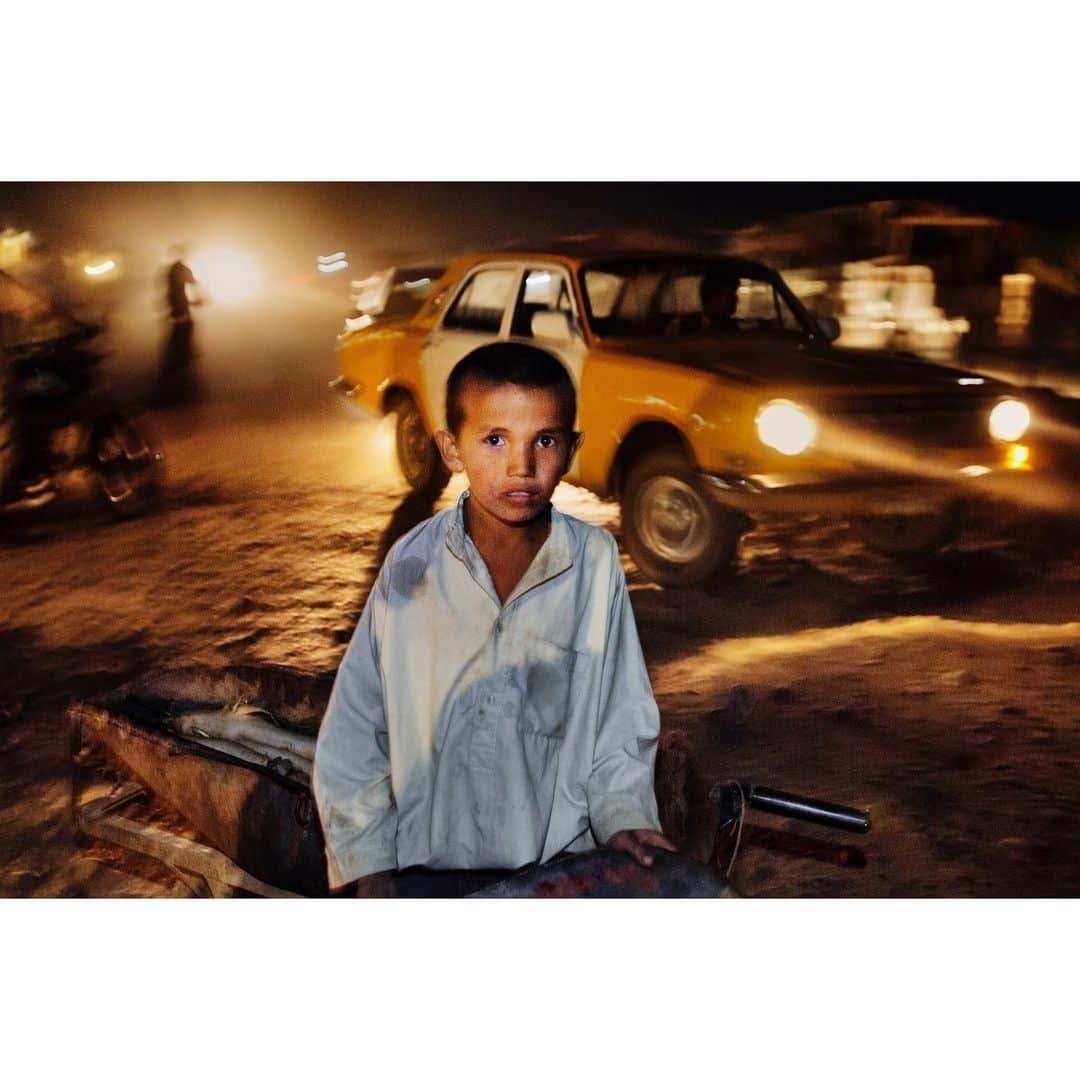 スティーブ・マカリーさんのインスタグラム写真 - (スティーブ・マカリーInstagram)「A young boy sells fruit at night. #Kabul, #Afghanistan, 2006.   "Child labor and poverty are inevitably bound together and if you continue to use the labor of children as the treatment for the social disease of poverty, you will have both poverty and child labor to the end of time." - Grace Abbott」12月12日 22時34分 - stevemccurryofficial