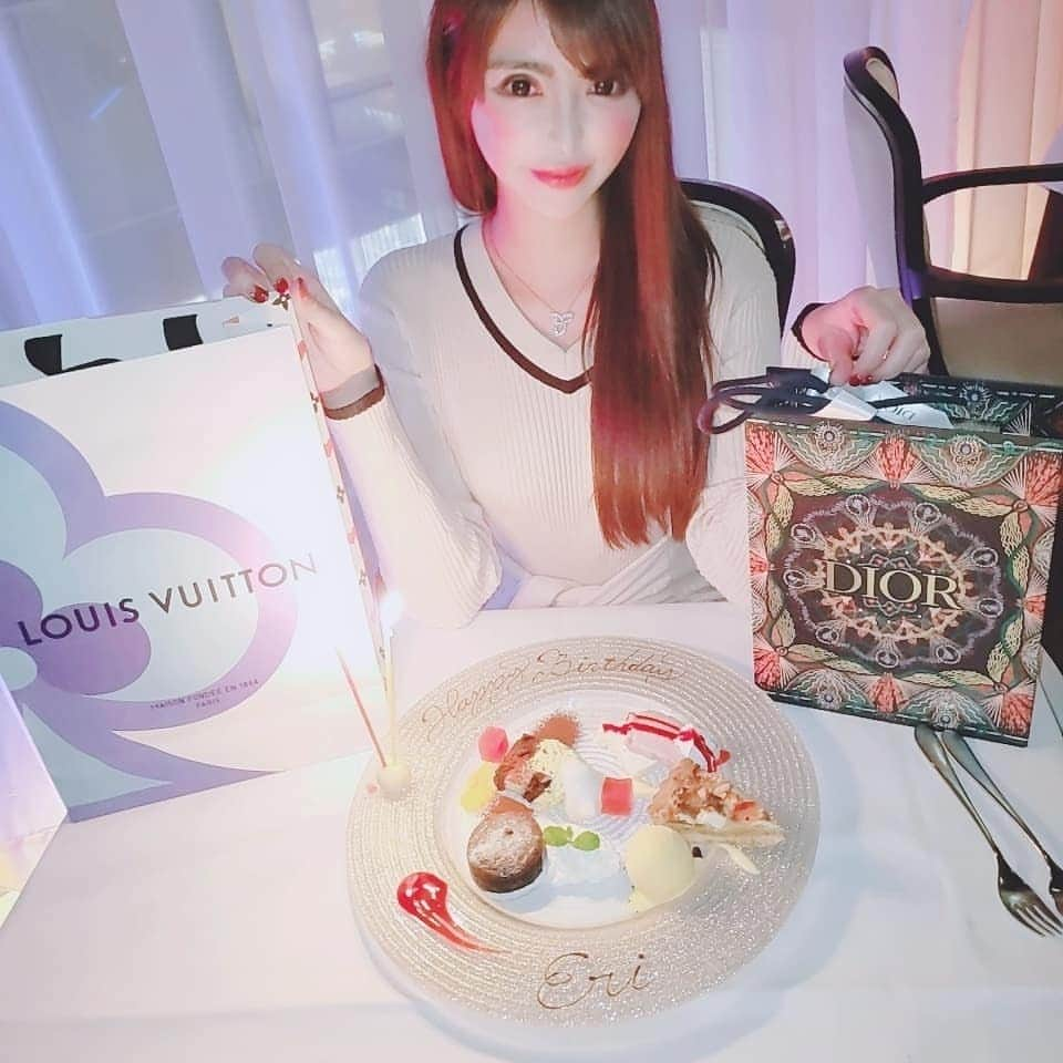 桃瀬えりなさんのインスタグラム写真 - (桃瀬えりなInstagram)「12月はわたしのお誕生日月なの🦋💋  お祝いありがとう💜 VUITTONのミンクが可愛くて…😍きゅんです💋  #birthday #present #dinner #dazzle #louisvuitton #christiandior #follow #followme #バースデーお祝い #銀座 #ミキモト #ダズル #コース料理 #いいね返し #フォロー返し」12月12日 22時37分 - eri_rin1221