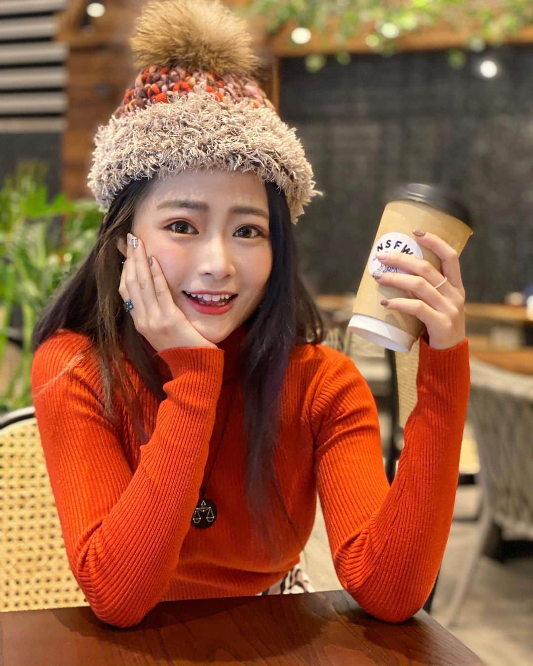 徐薇涵（Wei Han Xu）のインスタグラム：「我的咖啡來了等的人 ... 怎麼還沒來  我的披薩呢 好餓🤣  ✨💍 @apmmonaco  @apmgirls_tw  📷 @dora_0121」