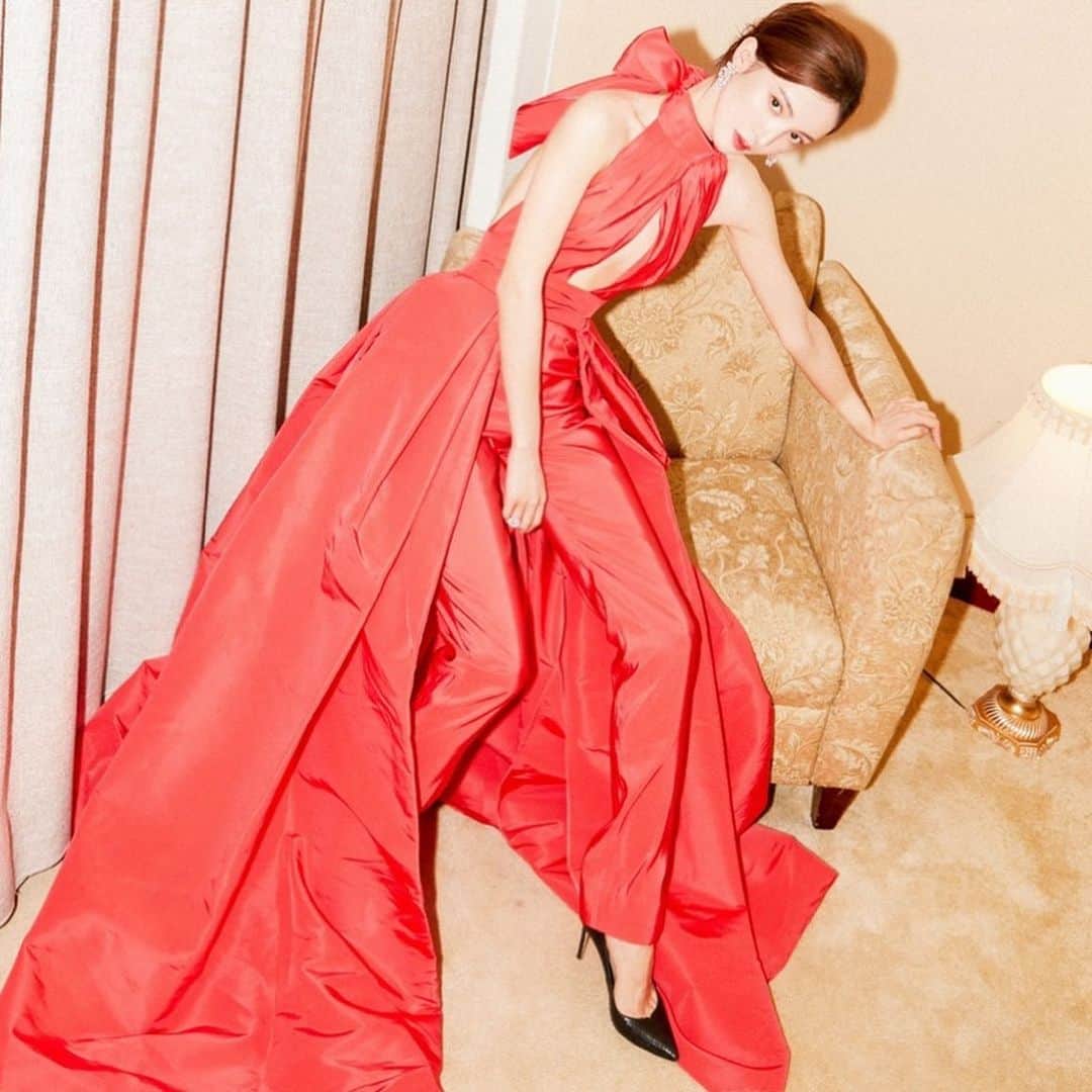 ナイーム カーンさんのインスタグラム写真 - (ナイーム カーンInstagram)「Chen Jin at the Esquire Fashion Awards. Coral jumpsuit gown S/S 2021. @jinchen905 @esquire」12月12日 22時41分 - naeemkhannyc