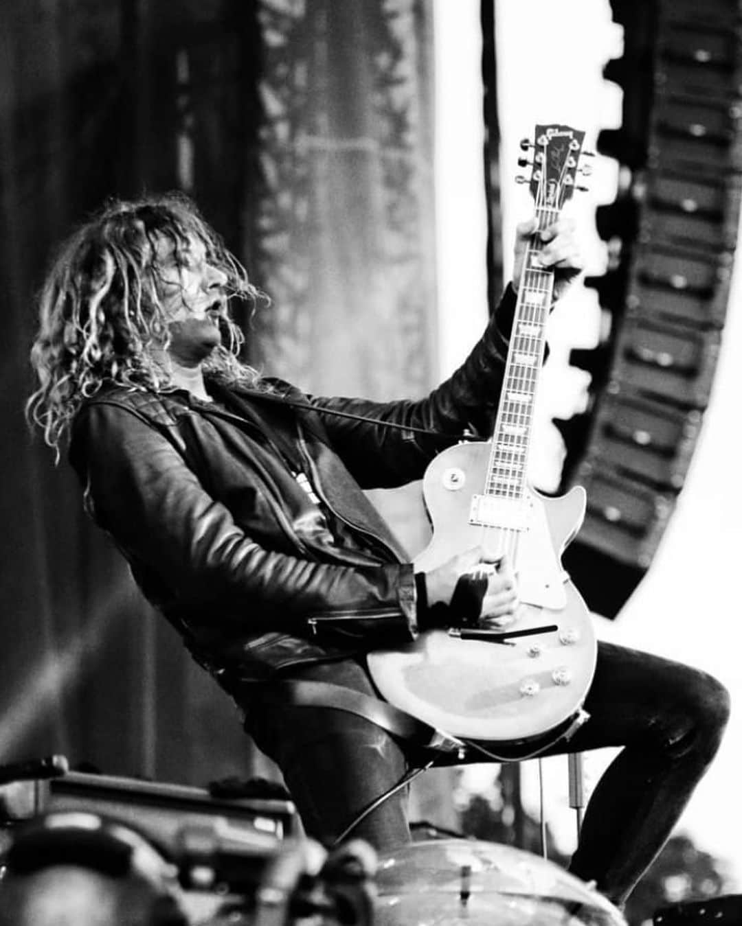 ルーファス・テイラーのインスタグラム：「Huuuge happy birthday to the one and only @danhawkinsofthedarkness I have more than a few things to thank Dan for, one of them being he actually saved my life once...won’t go into it! A truly brilliant musician, dad, husband, tractor connoisseur, beer drinker, piss taker and an all round great bloke! I’m honoured to be Godfather to your total GEEZA of a son. Happy birthday Dan, love ya mate x」