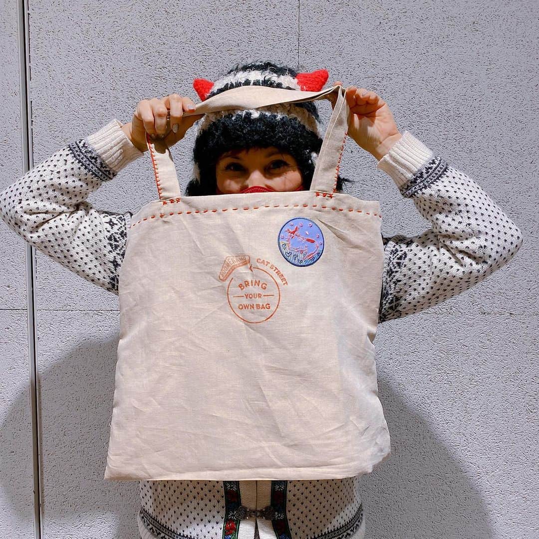 横沢ローラのインスタグラム：「完成、じゃないんだけど。 年末にもうちょっと色々つけよう。 鼻水ねこワッペン、500円です。 なかなかに大きくて素敵な、ブーメランバッグ作りキットは、1500円。お花の柄の入った、小林ななこさんブーメランバッグは、2000円。 @530week のショップにて購入できるよー。 #横沢ローラの絵  #boomerangbag #catstreet #shibuyacast」