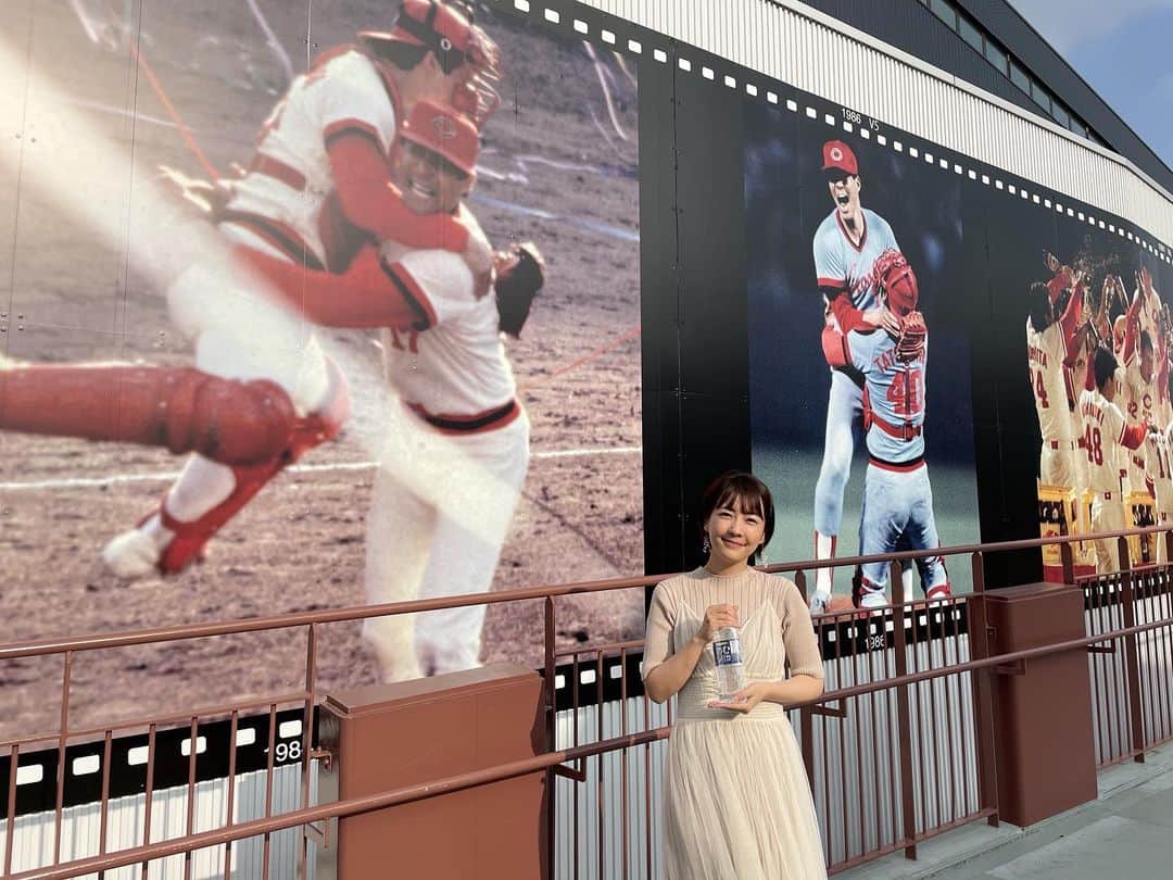 うえむらちかのインスタグラム：「前から飲んでる #のむシリカ に、広島のレジェンド・たっちゃんこと達川光男氏がイメージキャラクターに就任されてるのを発見👀✨﻿ @nomusilica_official  ﻿ 最近だとジムでトレーナーさんが飲んでて﻿ たっちゃんの話で盛り上がりました👏﻿ （さすが広島笑）﻿ ﻿ トレーナーさん曰く、利尿作用やお通じが良くなり有害物質排出を促してくれるから、代謝がよくなり体質改善にも繋がりますよ〜と👍﻿  マツダスタジアムへ 散歩ついでに聖地巡礼してきました🚶‍♀️ （バリバリバリ歩いた笑） ﻿ たっちゃんに応援されてるつもりで﻿ たくさん飲もっと🥛💦﻿✨ ﻿ ﻿ #達川光男 #マツダスタジアム #広島 #シリカ #シリカ水 #のむシリカ #supported ﻿ #ナチュラルミネラルウォーター #霧島天然水 #美容#デトックス #ダイエット #ケイ素 #霧島天然水」