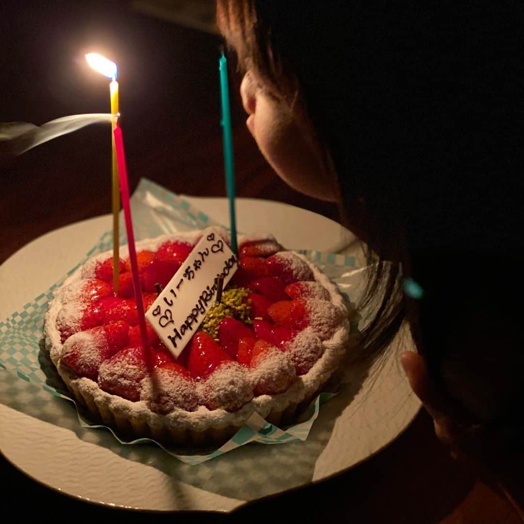 木本泉さんのインスタグラム写真 - (木本泉Instagram)「-﻿ ４１歳のお誕生日🎂﻿ ﻿ 姪っ子2人が大きな声でお誕生日の歌を歌ってくれてお祝いしてくれました🥂﻿ ﻿ ろうそくは🕯下の姪っ子が嬉しそうに消してた笑﻿ ﻿ 健康で楽しい１年になりますように🎉﻿ ﻿ 我が儘を言って、どうしても苺タルトが良くて買ってきてくれたお母さん&妹、ありがとう💓  #お誕生日」12月12日 22時45分 - izumikimoto