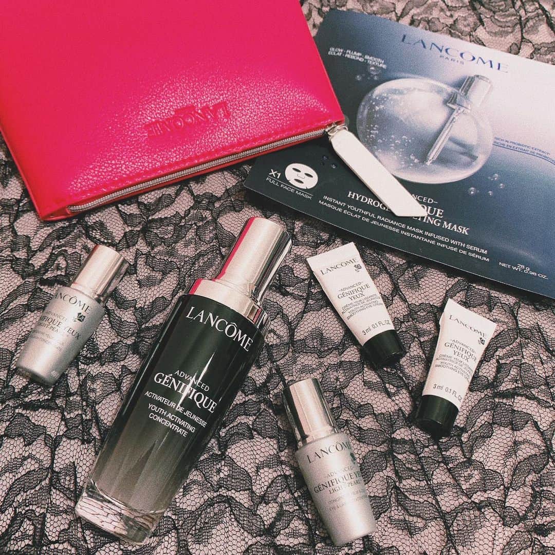 長澤佑香のインスタグラム：「﻿ @lancomeofficial のWEB限定商品🎁﻿ *.❤︎ジェネフィックスキンケアセット❤︎.*﻿ 先月まではあったのに販売終了してた😮﻿ ショッキングピンクのポーチもめっちゃ﻿ かわいい💝💖💝💖💝💖💝💖💝﻿ 毎日スキンケアたのし～い✌🏻﻿ ﻿ #LANCOME #ジェネフィックアドバンスト﻿ #birthdaypresent #美容 #スキンケア﻿ #ランコム #美肌 #限定 #skincare #follow」