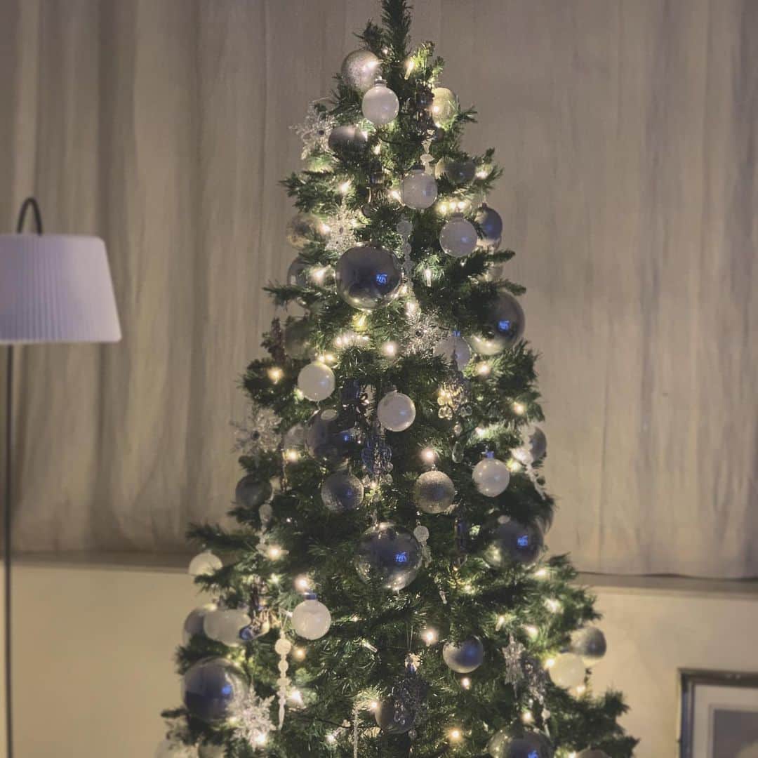 三森すずこのインスタグラム：「🎄🎄🎄✨ ウェディングでお世話になったオートクチュールデザインの野上さんと(野上さんベビーも)柏木さんが遊びに来てくれて、飾ってくれました🎄✨ マスクをつけながら細心の注意を払っての女子会だけど、楽しかった…✨ 子供の頃から大きいクリスマスツリー置くの夢だった…！！」