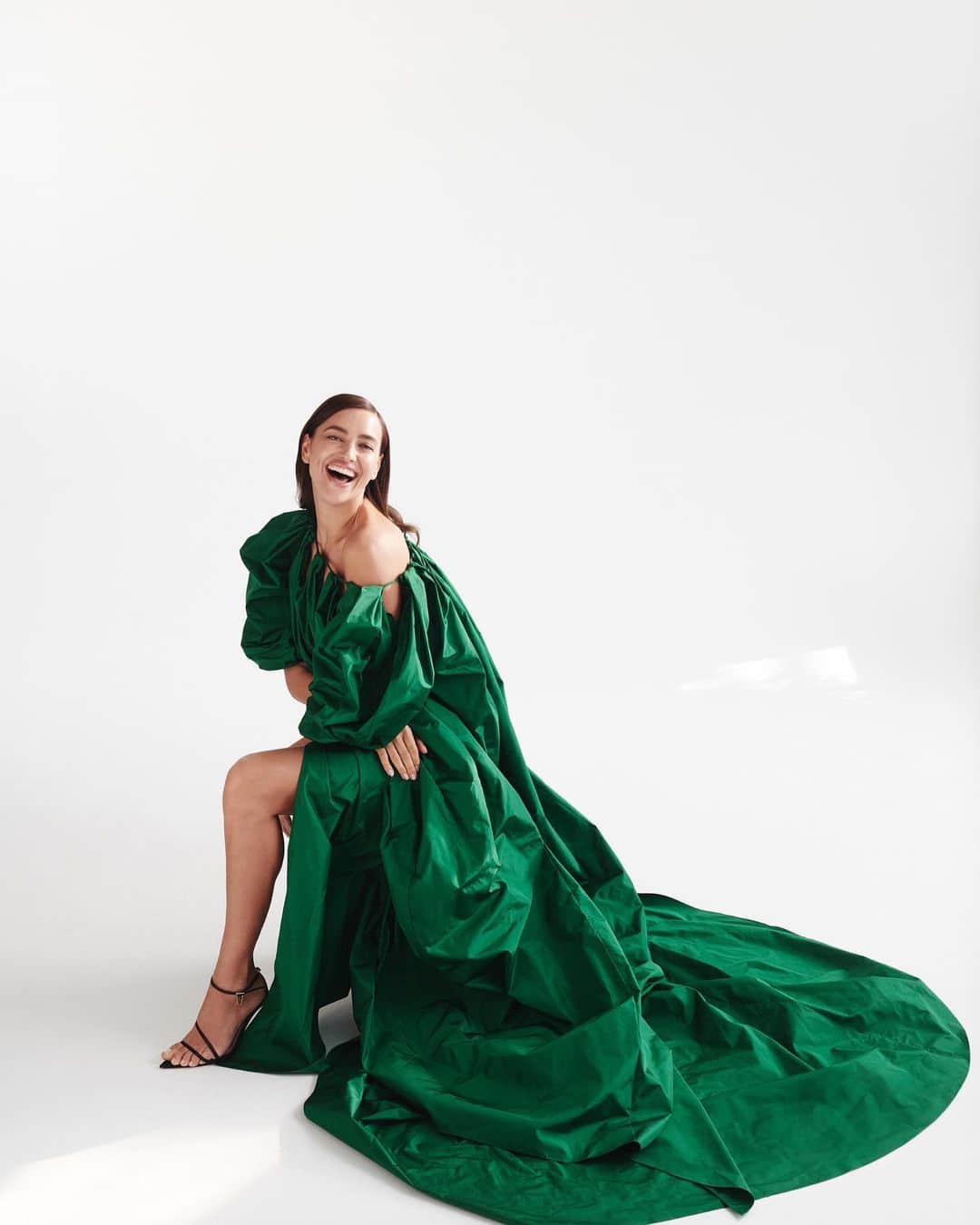 Harper's BAZAARさんのインスタグラム写真 - (Harper's BAZAARInstagram)「Designers Fernando Garcia and Laura Kim of @oscardelarenta looked to their pre-fall collection through an optimistic lens, with an eye toward vibrant colors, the codes of the house, and a summer of playfulness and whimsy. See all of the best looks from the pre-fall collections at the link in our bio.⁣ ⁣ Photographs by @cassblackbird」12月12日 22時52分 - harpersbazaarus