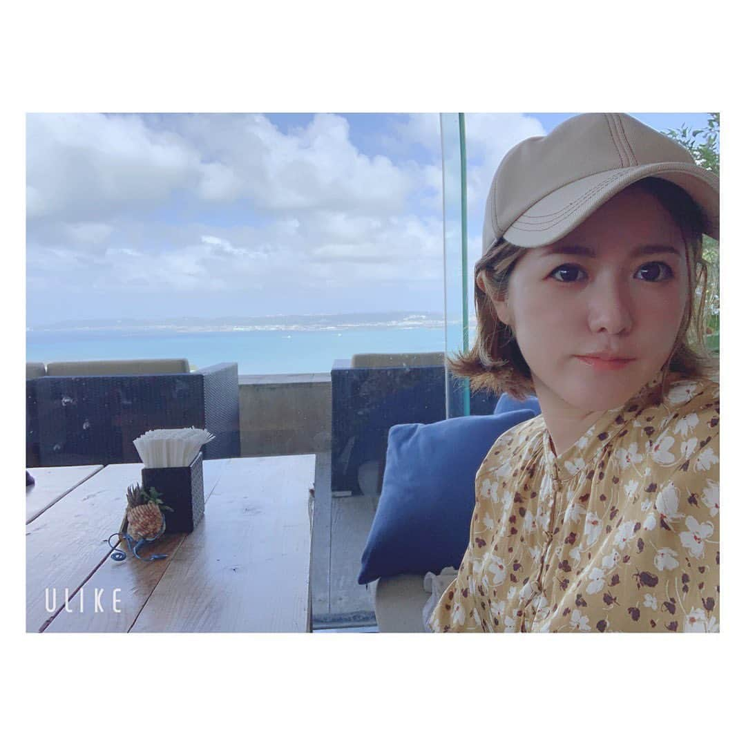 AIMIさんのインスタグラム写真 - (AIMIInstagram)「スキなかっふぇ🌊☕️☀️🐬 ❤︎ ❤︎ お友だちに教えてもらってから、 沖縄生活中に何度か訪れたカフェ☕️  南城市にあるカフェ「OOLOO」　おーるー♫  眺めが最高で、おっしゃれーー❣️  北部にもたくさん素敵な場所があるけど、 南城市は高速道路を使わずにぴゅーんと行けちゃうのでよく海を眺めに行きました🌊  オールーはソファ席があったりと のんびりくつろぎながら食事がたのしめます♫  ランチではサラダ＆ミニドリンクバーがつけられるので栄養もたっぷり取れる😋  カフェタイムを楽しむなら、 フレンチトーストが一風変わったお味で 沖縄感のある味が楽しめるのでお勧め🎶  また、いきたいなーー💗  そんなに前じゃないけど、沖縄との季節感の差が激しいですね😂 沖縄で撮った写真が溜まってしまっているので またいくつかあげていきます👍  ps.ファンクラブ内のコンテンツがバージョンアップの予定⤴️  #AIMI#singersongwriter#沖縄#南城市#うみのみえるカフェ#ランチ#海カフェ#フレンチトースト#OOLOO#うちなー#ばえ飯#サラダバー#ゆったりカフェ#okinawa」12月12日 22時53分 - my_name_is_aimi