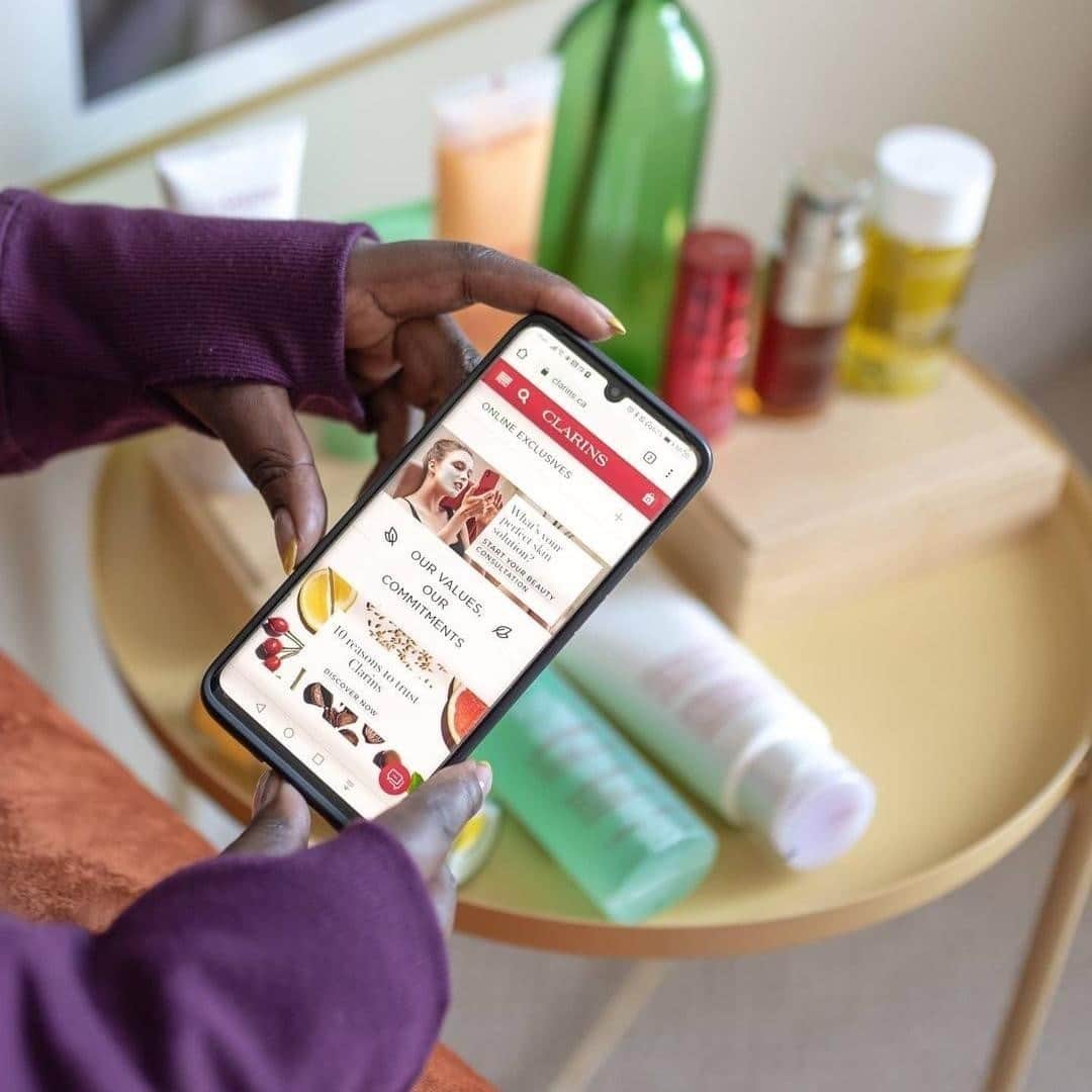 Clarins Canadaのインスタグラム：「With over 65 years of skin care expertise, we offer personnalized beauty routines with innovative formulas powered by the best of plants and science. To help you address your skin concerns, we now offer a virtual Beauty Consultation tool, available on clarins.ca. Just a few clics are necessary to find out what your perfect skin solution is!😉 ⁣ __________⁣ Chez Clarins, nous étudions les mécanismes de la peau depuis 65 ans, afin de créer des produits adaptés à vos besoins. Pour répondre au mieux à vos préoccupations beauté, nous vous offrons maintenant un outil de Consultation Beauté virtuel, disponible sur clarins.ca. Quelques clics suffisent pour vous aider à trouver les soins idéaux pour votre peau !😉⁣ .⁣ .⁣ .⁣ 📸 : @misslionhunter⁣ #Clarins #ItsAllAboutYou #BeautyConsultation」