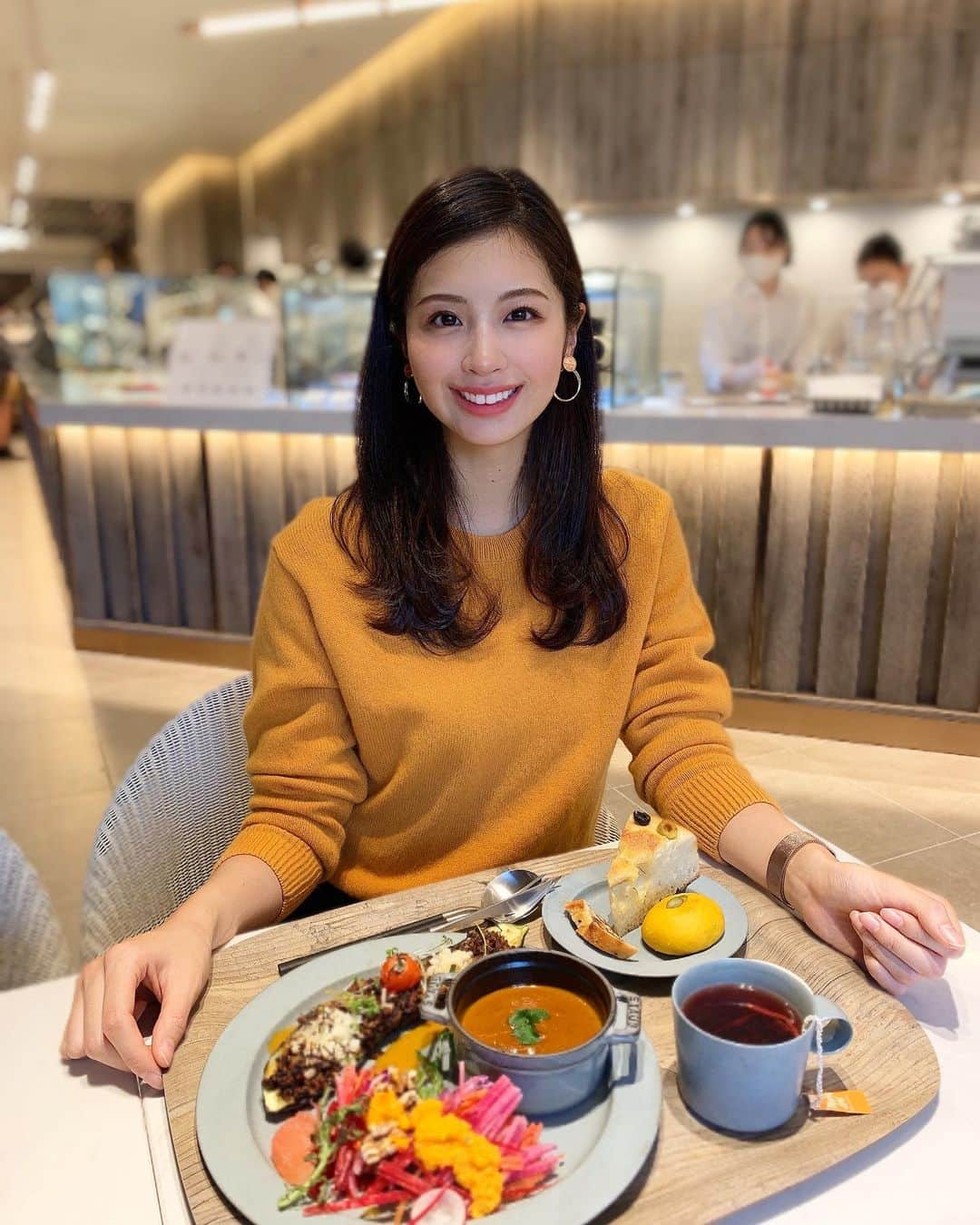 米山珠央さんのインスタグラム写真 - (米山珠央Instagram)「. デリプレート LUNCH🍽 パン と#デリ を3種ずつ選ぶセット。 種類がたくさんあってとても迷いました💭 ほぼ野菜なのでヘルシーおいしー∩^ω^∩❤︎ . 📍#blueglobetokyo  . . この日のお洋服は、#uniqlo の #プレミアムラムクルーネックセーター 🧶 軽くて暖かいのです◎イエローカラーもお気に入り! . . #表参道 #カフェ #ランチ #カフェ活 #ユニクロニット部#ユニクロニット族 #uniqloginza2020fw #ニットコーデ #PR」12月13日 9時49分 - tamao_17no1