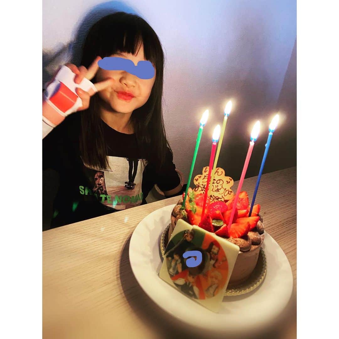 のインスタグラム：「2020.12.04 凛、5歳の誕生日でした🎂 よく凛と口喧嘩するんだけれど 園のママに聞くと 「まだ小さいからねぇ〜」と 子供へムキにならないママばかり！笑 あれ？えり、、、笑 口喧嘩した次の会話の時にはどちらかが 「あいしてるよ」と言って 「あいしすぎてるよ」と答えて これで仲直り。笑 産まれてきてくれて有難うだし 凛がいるから毎日騒がしく あっという間だよ💓 何でも出来る万能な凛💓 6歳になるまでには 【だされたものは全て食べる】を 凛ができるようにママとパパは 一年かけて凛を成長させていくで💪 （※無理強いはさせぬけどネ） これからも仲良しで居ようね🧡❤️  #1204 #5歳 #インドネシア #クウォーター #長女 #姉弟 #誕生日プレゼント #ローラーブレード #ケーキ #プレート #鬼滅の刃  #真ん中には凛の顔バージョン #fam#love」
