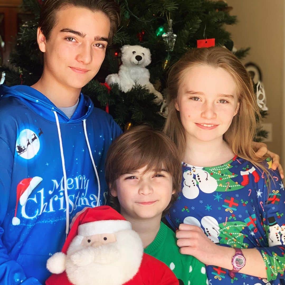 イライアス・ハーガーのインスタグラム：「Our COVID friendly Santa visit . . . 🎅🏼🎄」