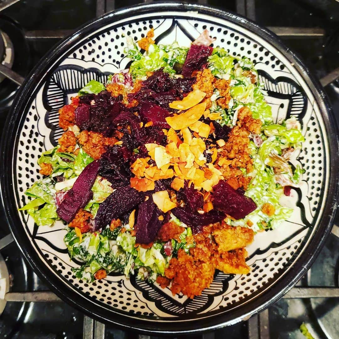 ガソリングラマーさんのインスタグラム写真 - (ガソリングラマーInstagram)「PLANT BASED BEET SAUSAGE COCONUT BACON RANCH SALAD #GASOLINEKITCHEN  🥬🥗🌭🥥🥓🌶🧄🧅 @jrorganicsfarm organic #lettuce #springmix #babykale @pumfu @foodies #sausage #pumfu @mothersmarkets #beets #ranchdressing  @yeahdawgvegan #coconotbacon  @mountainroseherbs black pepper smoked chili flakes seasoning salt  @treasuresofmorocco bowl #vegan #veganfood #whatveganseat #plantbased #vegetarian #VEGANGOOD #vegansofig #veganfoodie #foodie #plantbased #plantbasedfood #plantbasedfoodie @gasolineglamour #gasolineglamour  @gtfoitsvegan  #gtfoitsvegan  @marketbox.sd  #marketboxsd  #salad」12月13日 8時19分 - gasolineglamour