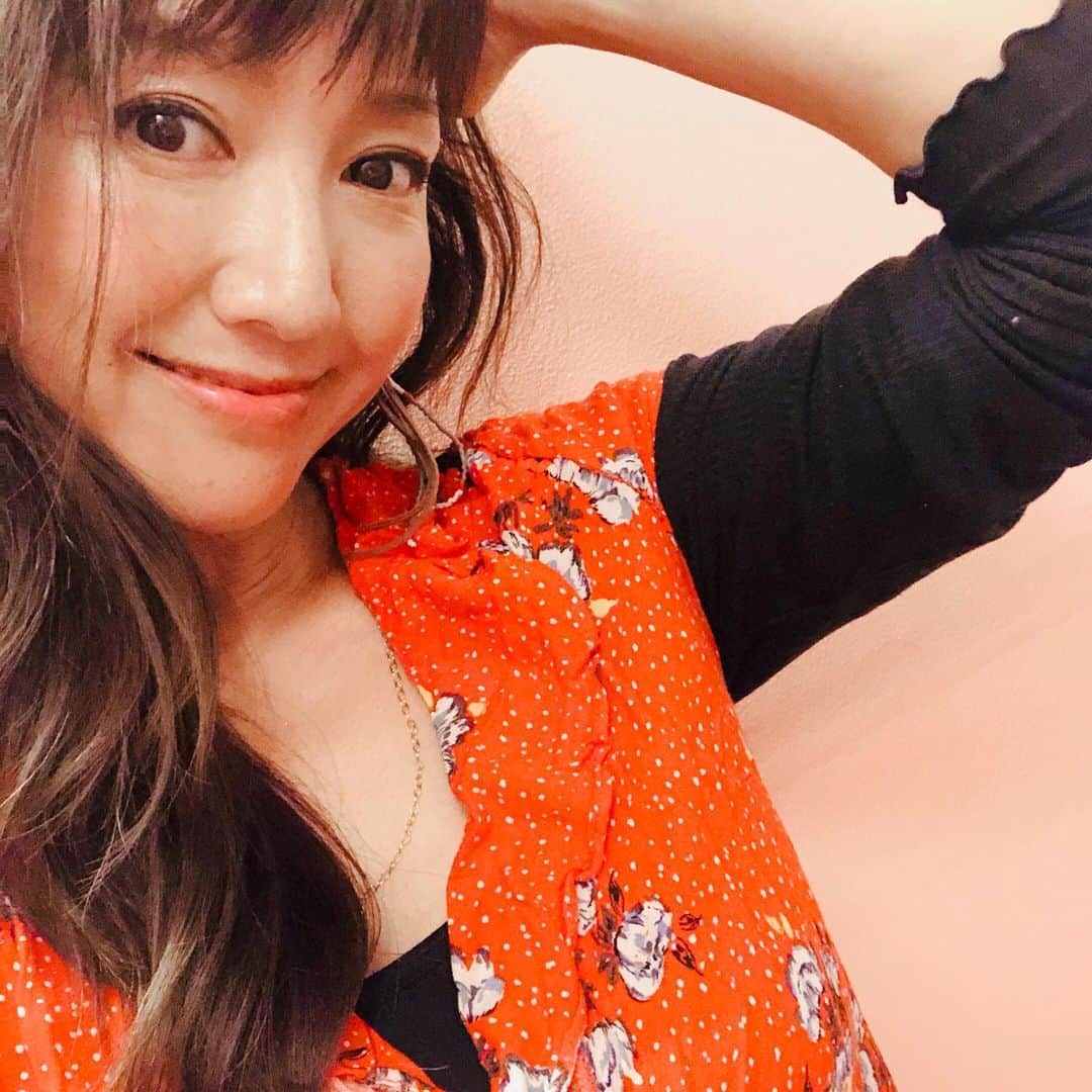 のインスタグラム：「♡ ♡ ♡  GM ♡Sunday  ♡  ゆっくりめな朝✨  この時期になると  #red  を身につけたくなります✨ ロングブーツと　あわせて  たまには　#ミニワンピ を♡  ノスタルジーな雰囲気の  こちらのワンピは　made in  🇫🇷♡  💄#rip は#chanel ♡  Frenchな気分の今日この頃ですw  Have a lovely day ♡  #shonan#zushi  #hayama#kamakura #mylife #beach #coco #makeup l#fashion#todayisbeautiful #休日の朝 #スローライフ #ボヘミアン #コーデ #ボタニカル #フレンチガーリー ♡♡#love#シャネル#カゴバック」