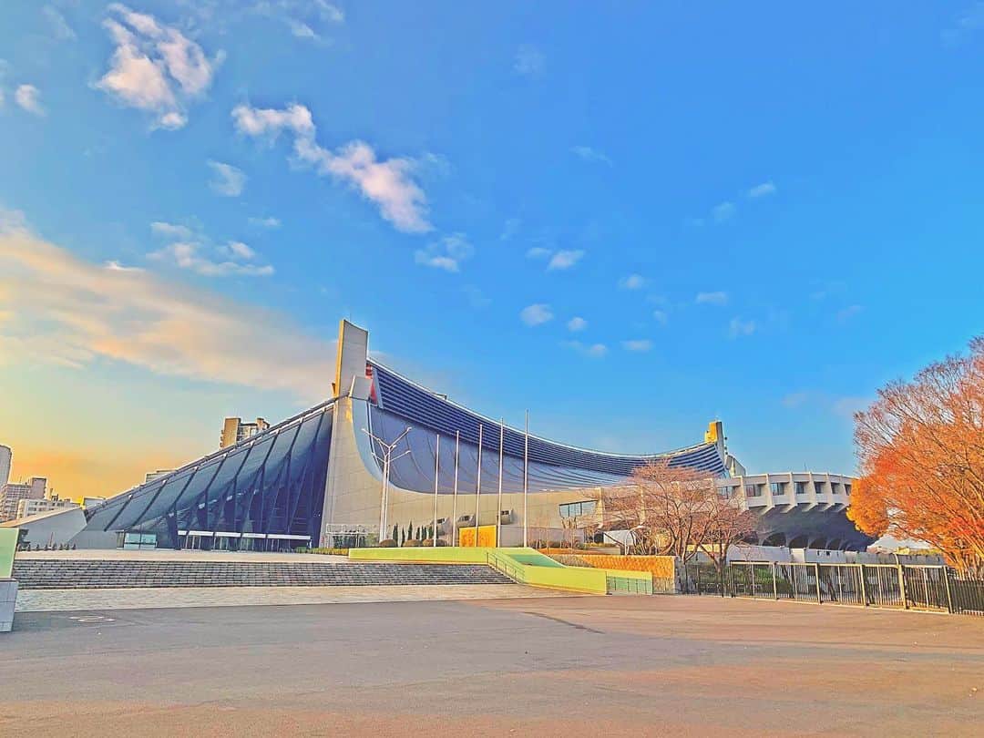 のインスタグラム：「《OhaYOKAN》  今朝の 原宿表参道は快晴なり…☀️  清々しく さわやかな小春日和の朝🌅  朝ラン＆ウォークは快調でした…🏃‍♂️👟  さて  本日の YOKANは  今日も  基本… のんびりしつつ…😇  ・家事＆事務仕事 ・音出し＆練習 ・作曲スケッチ ・ToDoリストから何か ・断捨離＆大掃除レンジャー  合間に  読書＆映画鑑賞したい…📕🎬👀  楽しみながらがんばりまーす✌️  みなさま  笑顔で ステキな1日を…💓  ※今朝の  『YOKAN散歩』  写真は  朝日に染まる  代々木体育館…✨  早くここで  ライブしたいなぁ…  #harajuku #omotesando #原宿 #表参道 #tokyo #japan #morning #朝 #朝ラン #ウォーキング #running #walking #plogging #プロギング #OhaYOKAN #YOKAN散歩 #街角アート #streetart #代々木体育館 #yoyogigymnasium #建築 #architecture #建築デザイン #インスタ映え #instagram #笑顔でステキな1日を💓 #tokyocameraclub」