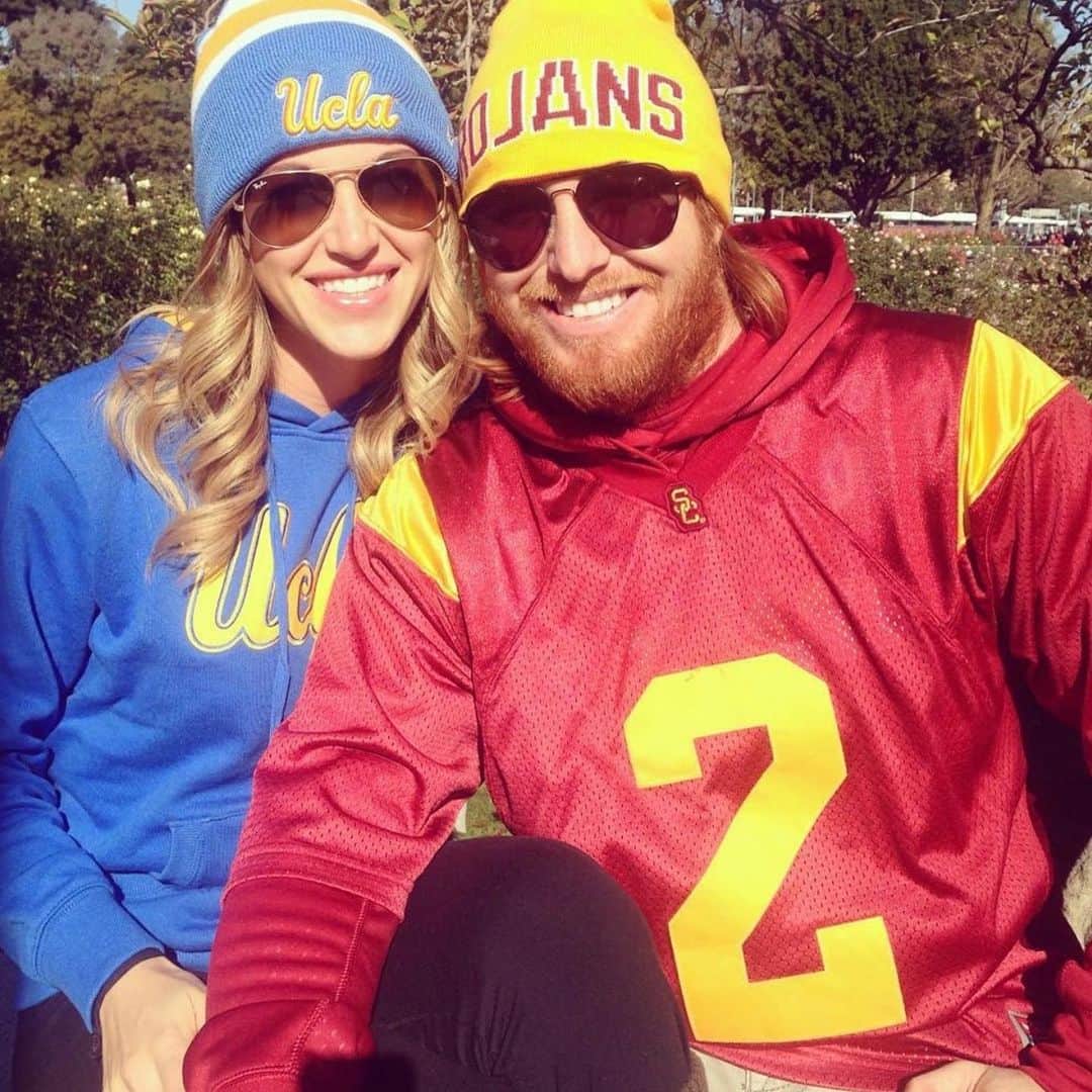 ジャスティン・ターナーのインスタグラム：「Anyone else dealing with a split household tonight? For this reason, I keep my helmet on!!!! #USCvUCLA #✌🏼🏈」