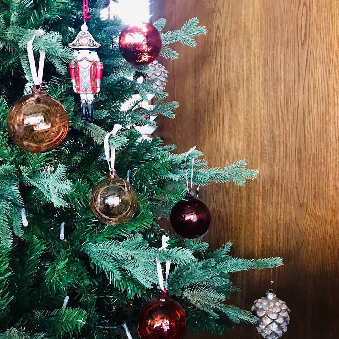 VERY編集部さんのインスタグラム写真 - (VERY編集部Instagram)「おうちクリスマスに欠かせないのが、 ツリーやリースなどのデコレーションアイテム。 小さな子供がいても、 できればオシャレで大人っぽく、 インテリアに映えるよう飾り付けしたい！  テーブルウェアでお馴染みiittalaで見つけた、 「オーナメントボール」は、 まさにそんな気持ちにフィット。 今ブランドらしいミニマムなガラスのフォルムと 洗練されたカラーリングは、 どんなインテリアにも心地よく馴染みつつ、 ホリデーらしい温かな空間を演出してくれそう！  #VERYおうちクリスマス #クリスマスオーナメント #イッタラ #iitala #クリスマスプレゼント #雑誌VERY #VERY編集部」12月13日 8時42分 - veryweb.jp