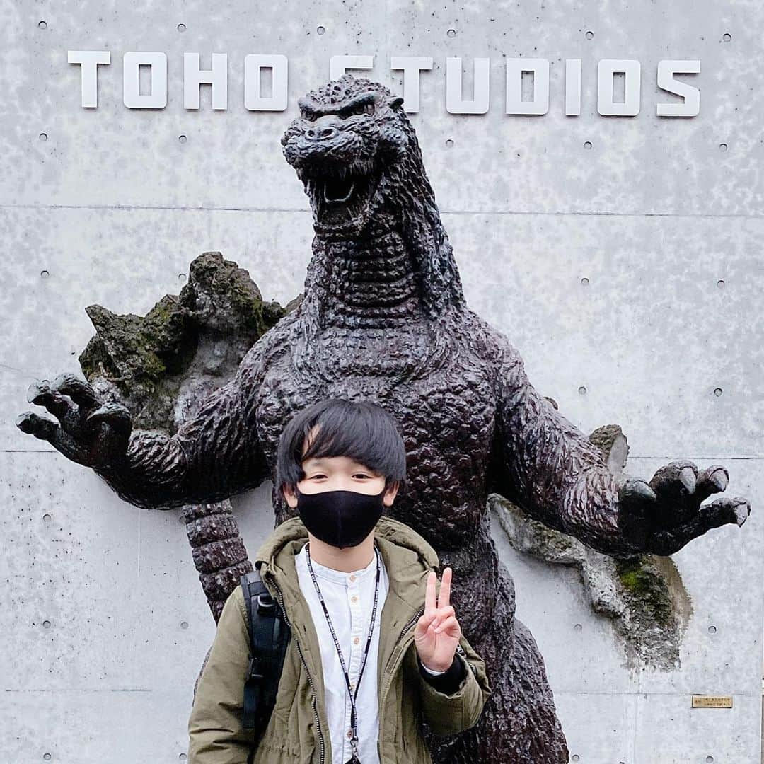 山口太幹さんのインスタグラム写真 - (山口太幹Instagram)「ゴジラと記念写真‼️  東宝スタジオに行った時に撮影したよ📸 今はCGでいろんな映像ができるけど、昔はどんな撮影してたんだろって思っちゃった‼️ ほんとに家を壊してたのかな〜？とかね。  中にはモスラの大きな写真があるんだ😳 エールコンサートで「モスラの歌」を聞いたから、見れてよかった🤩  #山口太幹 #やまぐちたいき #小学生男子 #宮崎出身 #子役 #海汐プロダクション所属 #アービング所属 #東宝スタジオ #ゴジラ #モスラ #映画 #オーディション」12月13日 8時36分 - taiki_umipro