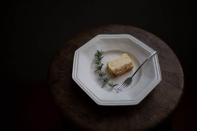 Naomiのインスタグラム：「THE CHEESE TERRINE by BAKE CHEESE TART   ２種のクリームチーズとマスカルポーネからできた「チーズテリーヌ」はミルキーで濃厚、そして土台がとても美味しい！   12月15日より、オンラインショップと一部店舗で発売です。  乳製品大好きなリアンが、撮影中ぴったりと寄り添ってました😊  #チーズテリーヌ #ねっとり ＃ベイクチーズタルト #箱菓子倶楽部 #BAKECHEESETART」