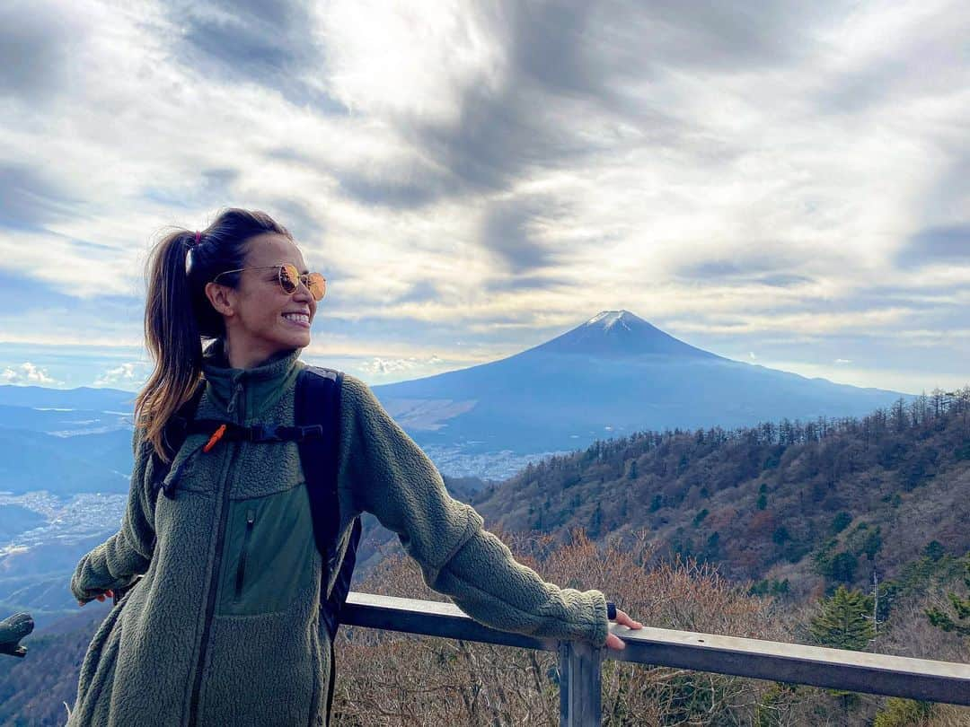 藤井アルダのインスタグラム：「Blessed are the curious, for they shall have adventure 🙌🦄🪵🌿🍻  Last mountain of 2020.   今年最後の山は三つ峠⛰ いい天気で富士山も綺麗に見えたよ😍 自然に山に、一緒に登った友達に感謝❤️ 来年は富士山🗻登るわよーーー笑  #mitsutouge #三つ峠 #20km #hike #mountain #nature #lastmountains #greatful #blessed #感謝 #山 #friends  #自然に感謝」