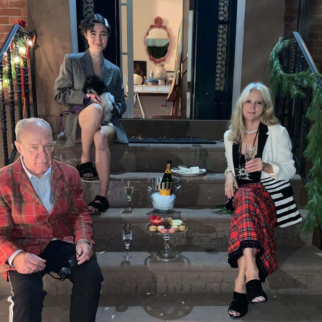 ナネットレポーのインスタグラム：「We were about to trim the tree when things went a little berserk, so we took the party outside. Hopefully a year from tonight we will be dancing the night away with our favorite DJ and all of our friends I miss everyone.」