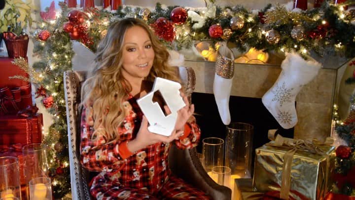 マライア・キャリーのインスタグラム：「Celebratory moments by the 🎄🎉 Thank you so much to the lambs and everyone across the pond for making it happen TWO whole years after it was originally released! 😂HAPPY CHRISTMAS!! ❤️🇬🇧☃️🎄」