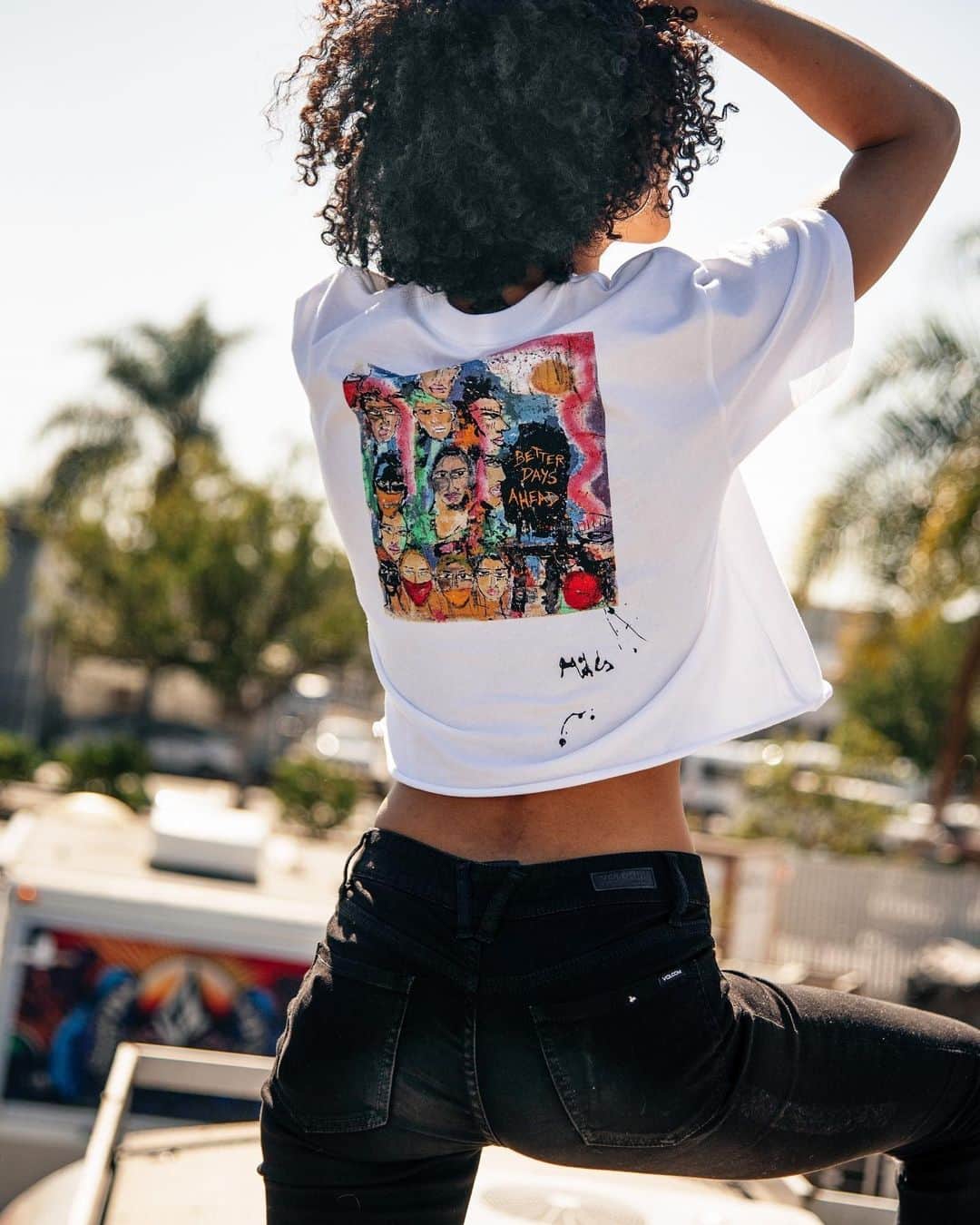 ボルコムのインスタグラム：「Celebrating ‘Better Days Ahead’ a limited edition collection featuring original art by our friend @milesregis ☀️ Check it out 👉 https://vol.cm/betterdays 👈」