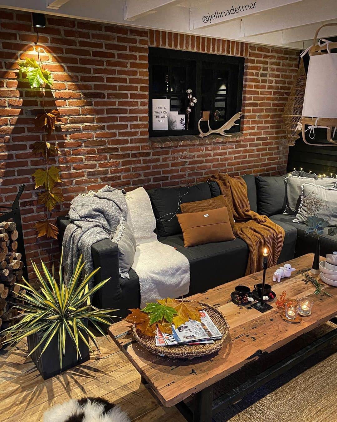 Crazy Roomsのインスタグラム：「Tag someone who would have this living room 😍by @jellinadetmar」