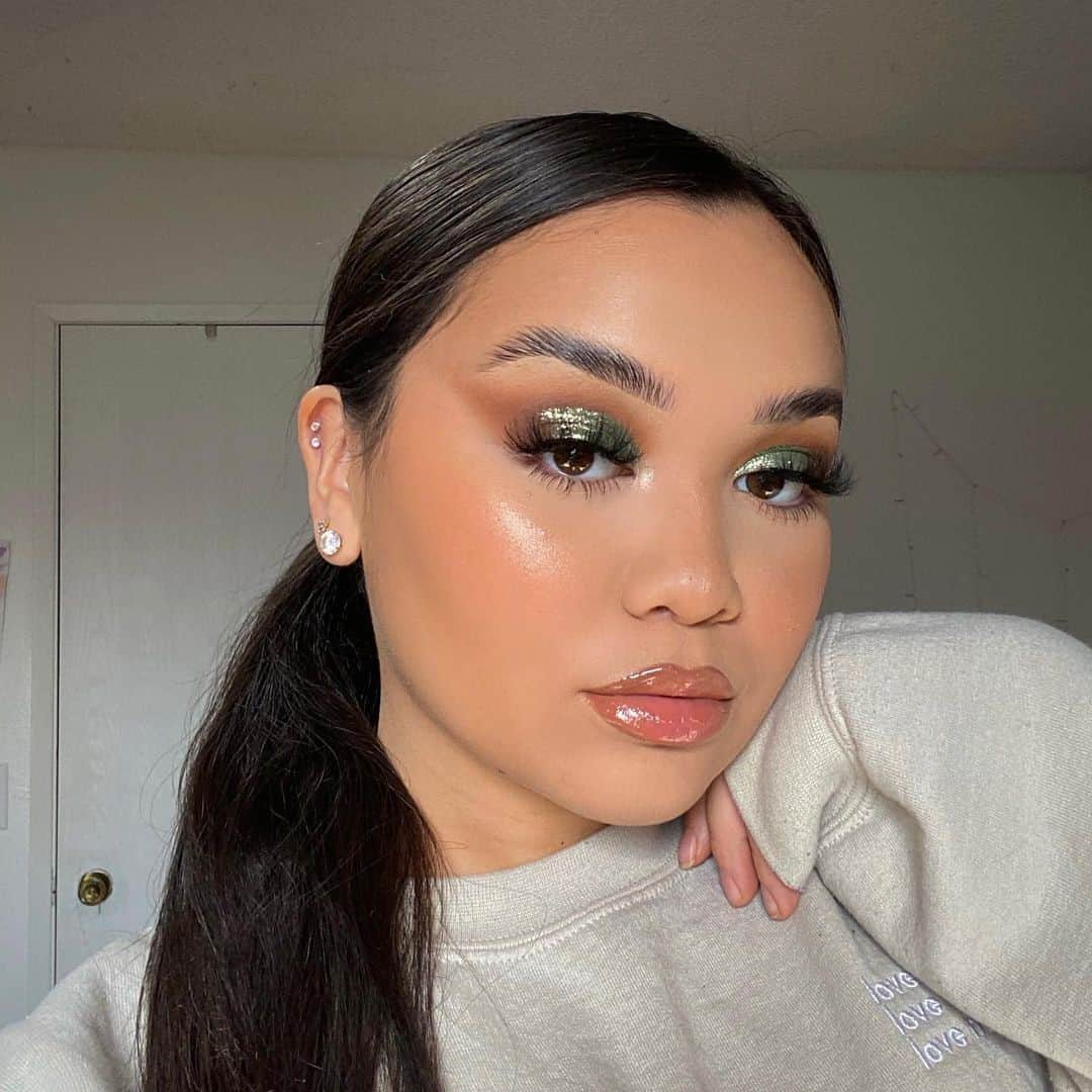 wet'n wild beautyさんのインスタグラム写真 - (wet'n wild beautyInstagram)「That glow tho...🤩 @mayamua__ is using our #HelloHalo Mega Glo Blushlighter in I Met Someone to achieve her perfectly scultped, glowy cheeks  Get it @Walmart @Amazon @Target @UltaBeauty @Walgreens and ALWAYS at wetnwildbeauty.com   #wetnwild #wetnwildbeauty #wetnwildblushlighter #megagloblushlighter #beauty #crueltyfree」12月13日 8時49分 - wetnwildbeauty