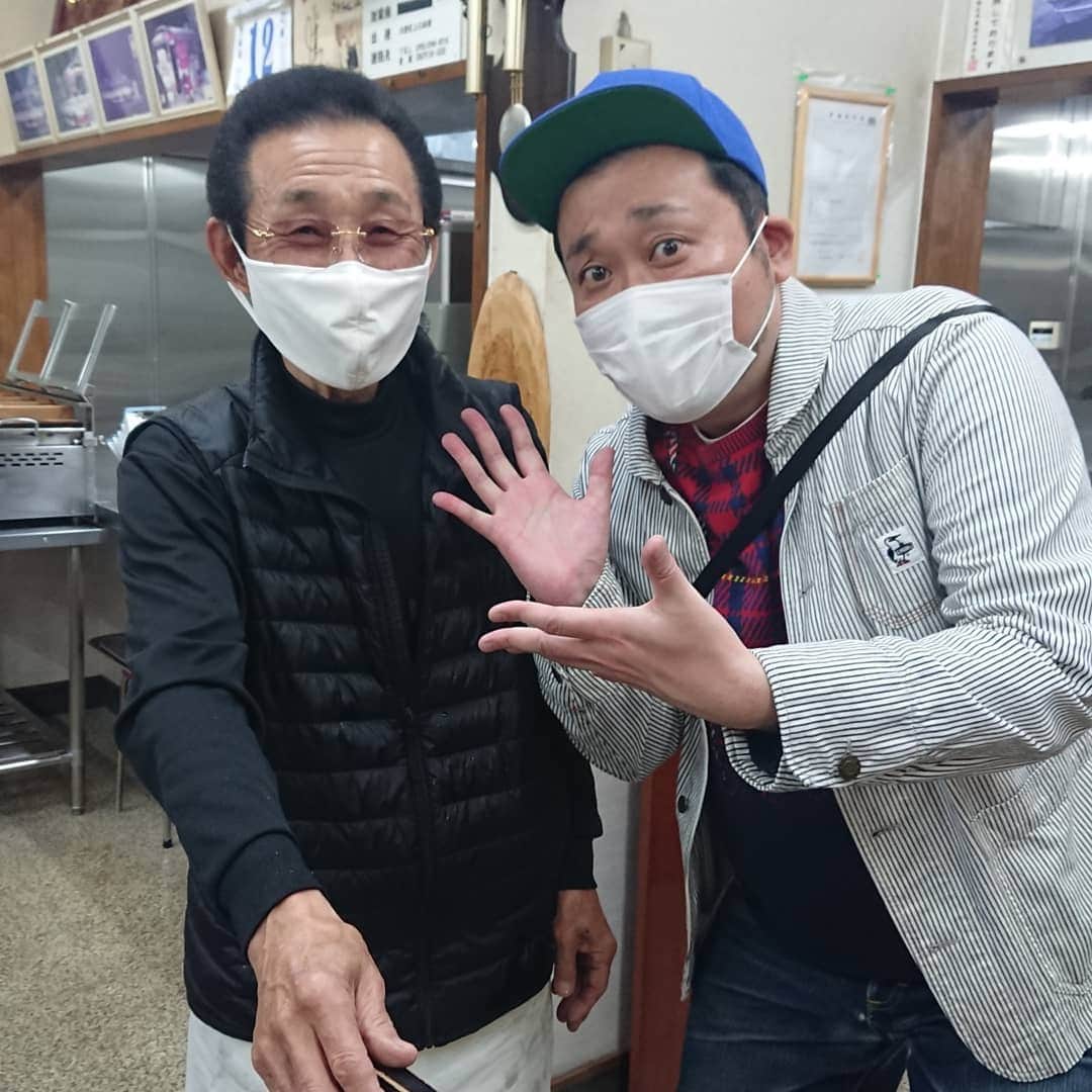 佐藤大さんのインスタグラム写真 - (佐藤大Instagram)「大将のパンチパーマの決まり方が文化財レベルの「タカちゃん」は焼き肉も最高ですがラーメンも文化財レベルです。このお店はテンション上がります。 #広島グルメ  #タカちゃん #パンチパーマ」12月13日 9時08分 - satodaidaidai