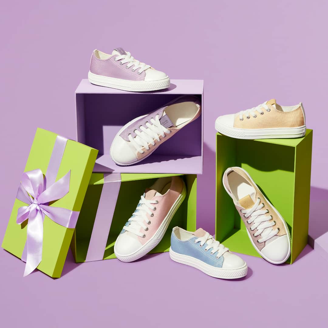 Santa Lollaのインスタグラム：「A cartela soft invadiu a nossa nova coleção, trazendo mais alegria para o dia a dia corrido. Para ousar ainda mais, o tradicional modelo de tênis cano curto chega com um update inusitado: metade de cada cor! Confira também a versão infantil, perfeita para as MINI fashionistas que gostam de um match de looks. [ Adulto R$129,90 • Infantil R$119,90 ] #santalollaverao21 #giftguideSL #sneakers #colors #santalollaMINI」