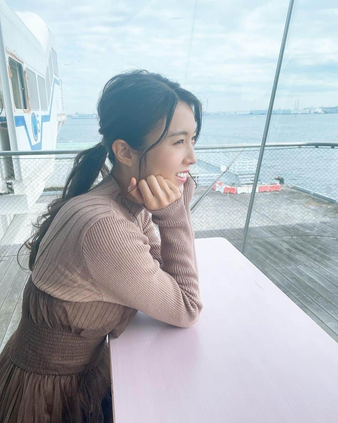 麻衣愛のインスタグラム：「海眺めてると頑張ろうってなれるのなんでだろう🐬🌈好き〜ってなる!!💗そして、わたしが眺めてるのは海ですか!?😎 #bom #sea #yokohama #横浜 #横浜デート #海を感じる時 #朝早くて眠そう」