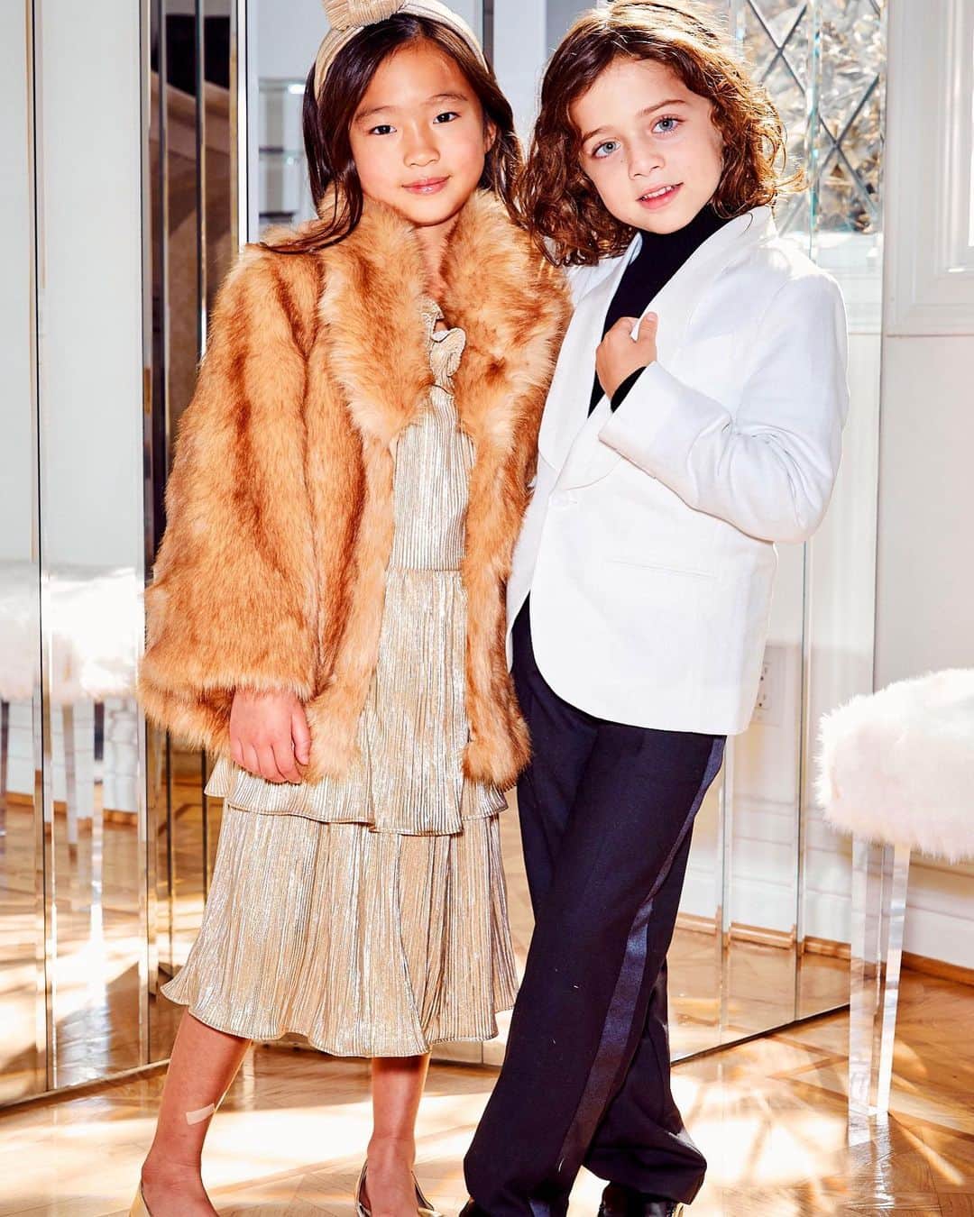 レイチェル・ゾーのインスタグラム：「Young #covid tested love is a real thing...#kaius and #ella 🙏🏻❤️ both wearing my @rachelzoe x @janieandjack #holiday collection ✨XoRZ」
