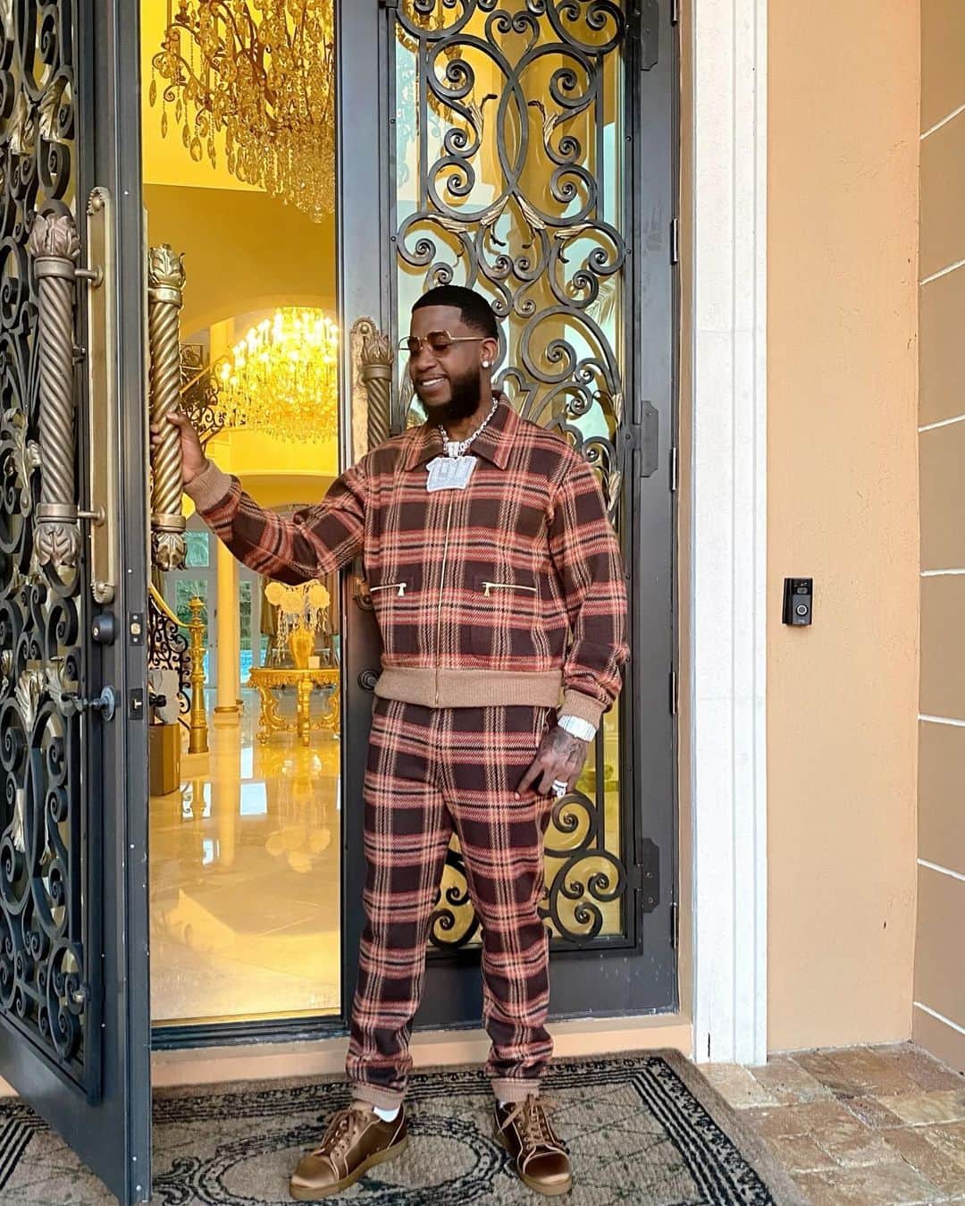 グッチ・メインのインスタグラム：「I don’t even come out the house 4 free 💰」