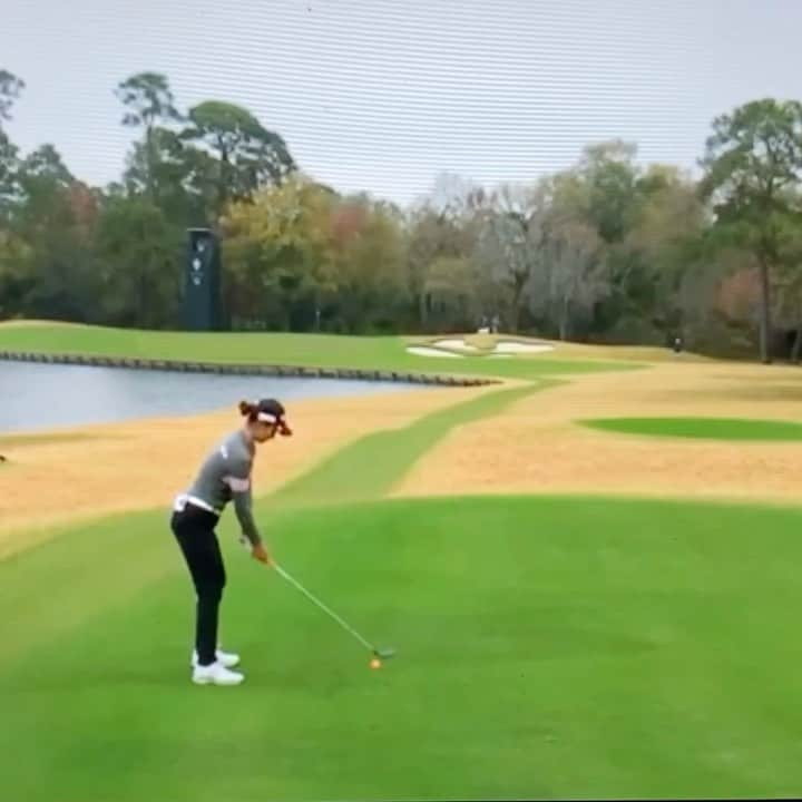 シェラ・チョイのインスタグラム：「#홀인원 #Hole-in-one #씨익😏 #uswomensopen  #usga #lpga #championsgolfclub」