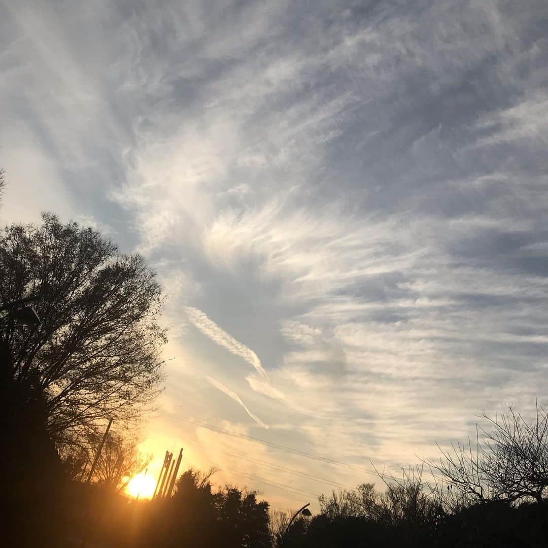 森山穂乃香さんのインスタグラム写真 - (森山穂乃香Instagram)「I have never seen so beautiful a sunset. すごい強いパワーを感じる光を見つけた。spiritual world....🧡✨✨#sunset #nofilter」12月13日 9時15分 - honokamoriyama_official