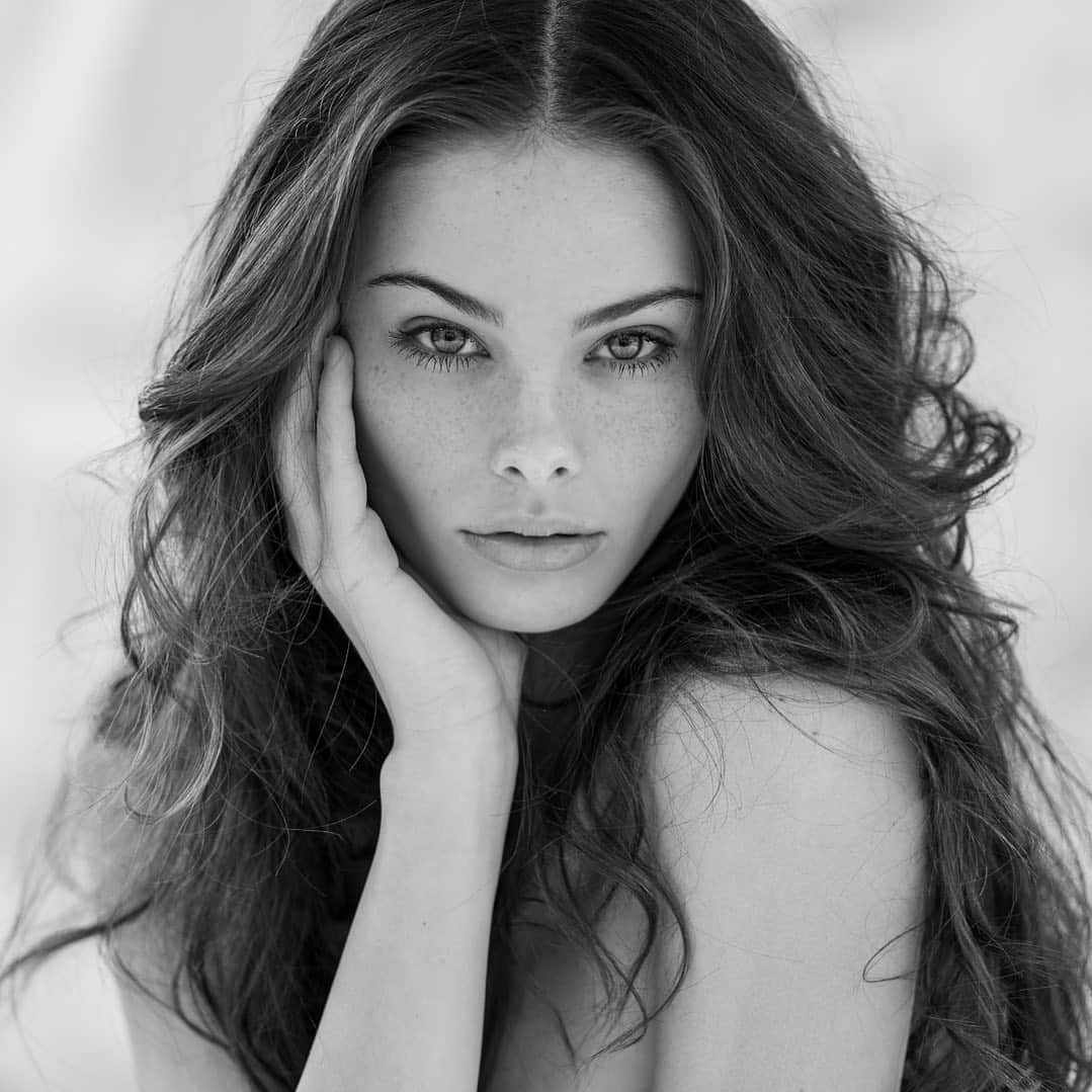 メイカ・ウーラードのインスタグラム：「I’m so blessed to have you all follow my journey 💕💕 Photo @petercoulson  #bnw #bnwphotography #blackandwhite #mood #blessed #meikawoollard #portraitmood #blackandwhitephotography #portraitphotography #portrait #woollard」