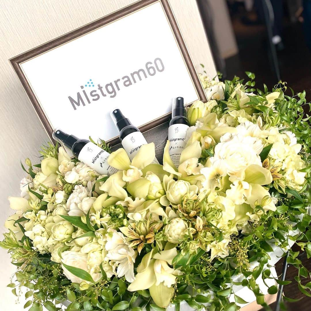 中谷あすみさんのインスタグラム写真 - (中谷あすみInstagram)「先日アルコールハンドスプレー「Mistgram60」の発売記念イベントにお招き頂き参加してきました💐  日本酒 大吟醸が配合されたスプレーで普通のアルコールスプレーとはちがいお肌に優しく保湿されるそうです。  実際お試しさせていただいたのですが、アルコールの臭いはなく柑橘系ぽい良い香りでした！！ 見た目もシンプルにオシャレで持ち歩きやすいサイズ感✨ 私は結構アルコール消毒で手荒れをしたのでこういうの嬉しい😆  公式オンラインショップまたは福岡県、熊本県のドラッグストアで販売するそうなのでチェックしてみてね👍  #Mistgram60#アルコールスプレー#保湿#日本酒#ユーピーエス#美少年酒造#ハンドケア#アルコール消毒#pr」12月13日 9時25分 - asumi_naa