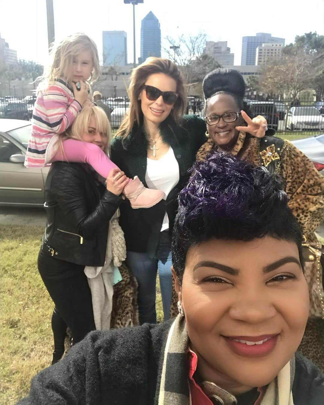 アンナ・ハウスのインスタグラム：「Part 2 As a #CATHOLIC we have been taught to be quiet and solemn about our faith. I’ve come to a point where I look to gospel music to uplift me but I still attend mass services. I’ve observed some of the most oppressed people who struggle with racism but who still who praise, sing and refuse to be muted in their spiritual walk. It makes me rethink how easy it is to take for granted the smallest things. It is not a stride to perfection, only God has the final judgement. Only through prayer and fasting can we find discernment in our personal challenges, progress to be better and overcome habits and mindsets that no longer serve us. My son has been seizure free for 2 years and is no longer on medicine. He is a symbol of God’s promise and I am humbled by God’s goodness.  Thank you for allowing me to share my and my son’s miracle with you. XOXO, Yoanna  #ohhappyday#gospel @springsteen Darling, it's just the power of prayer」